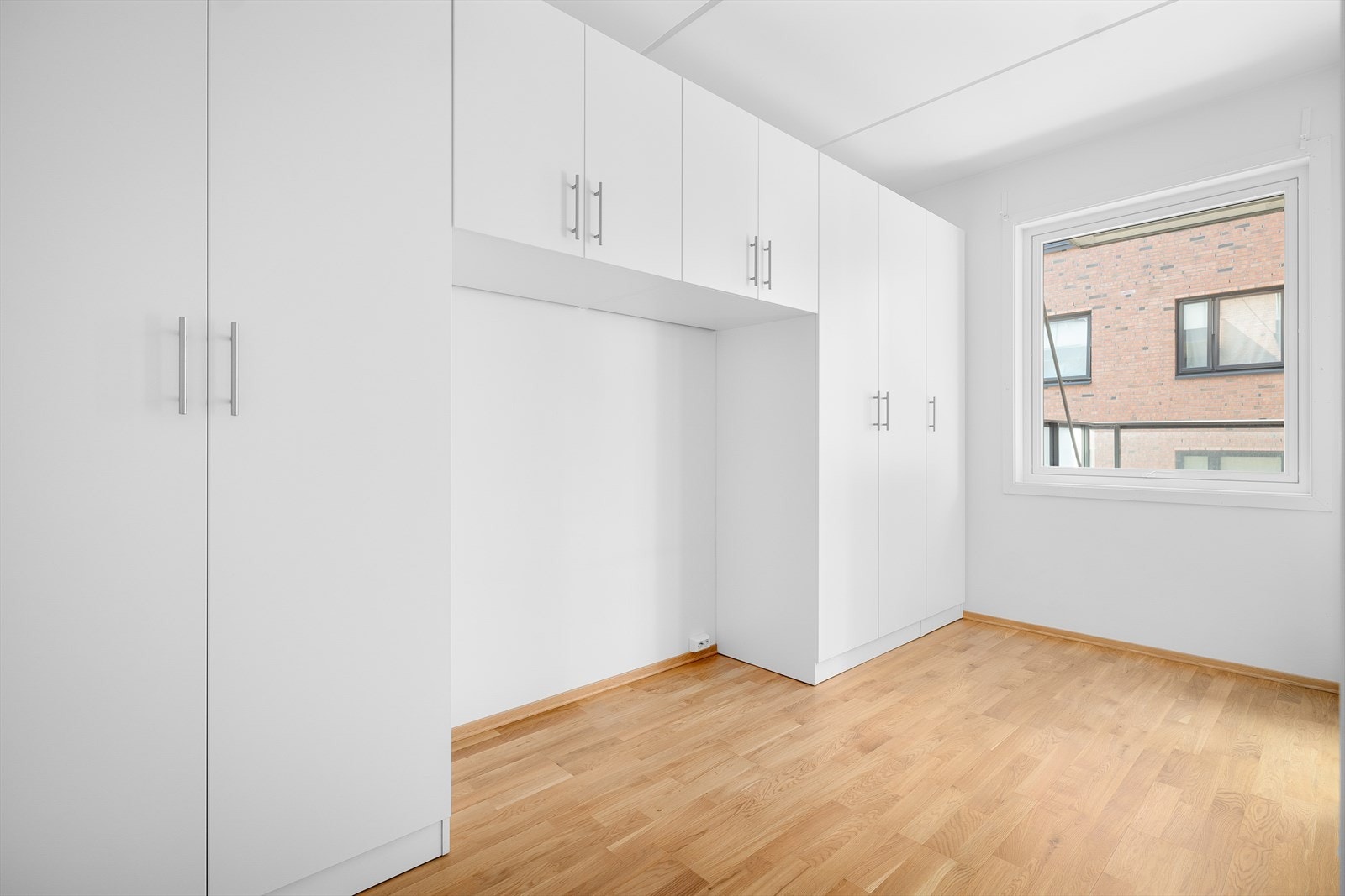 Stort og behagelig soverom med plass til stor dobbeltseng. Det er godt med lagring til diverse klær. Galleribilde