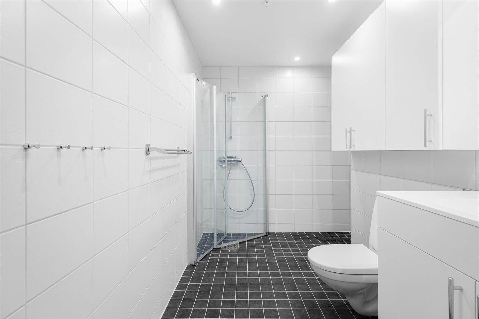 Det er pent fliselagt med varmekabler i gulv. Galleribilde