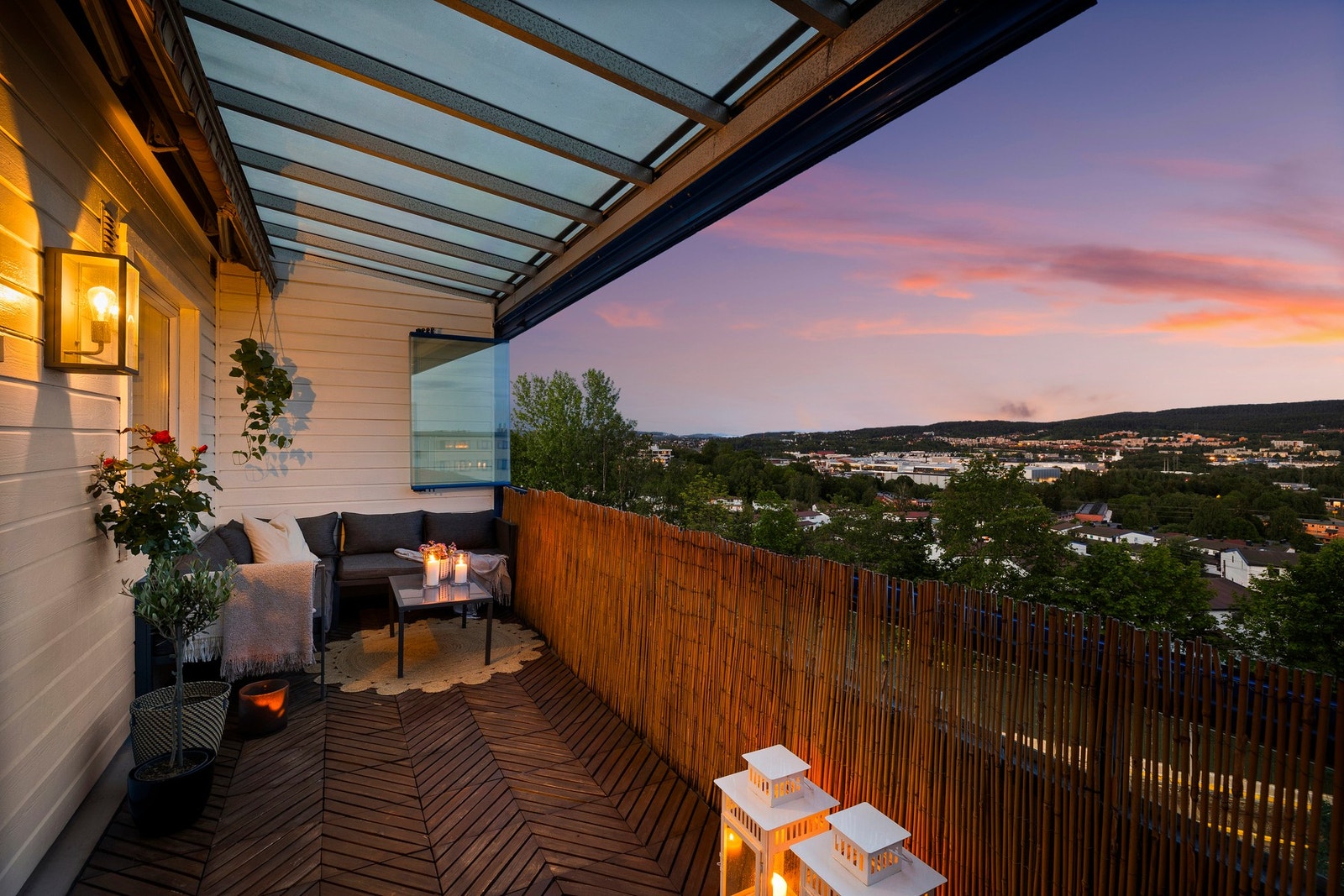 Fra stuen er det utgang til en romslig, innglasset balkong på ca. 14 kvm med treplatting. Galleribilde