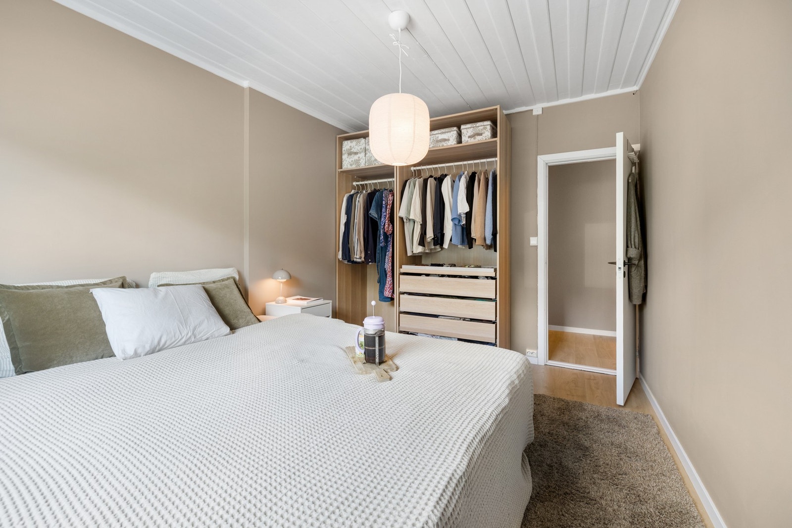 Hovedsoverommet har god plass til dobbeltseng, nattbord og garderobeløsning. Galleribilde