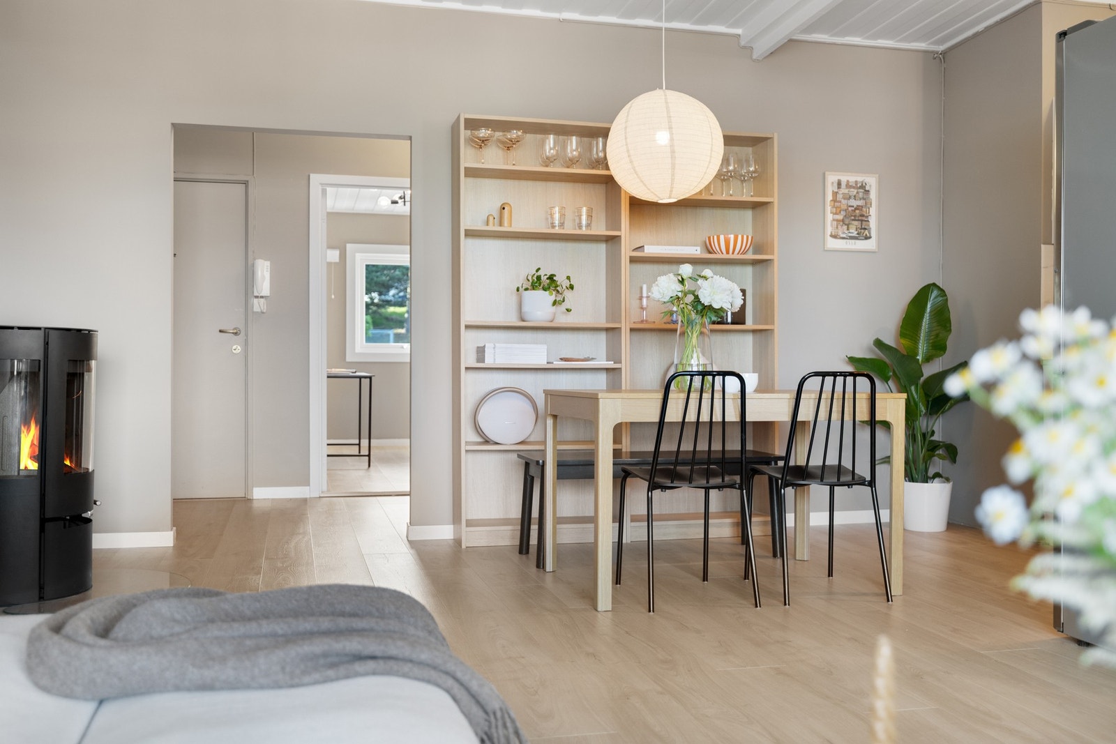 Takhøyden følger skråhimlingen og varierer fra ca. 260 til 286 cm, noe som gir en god romfølelse. Galleribilde