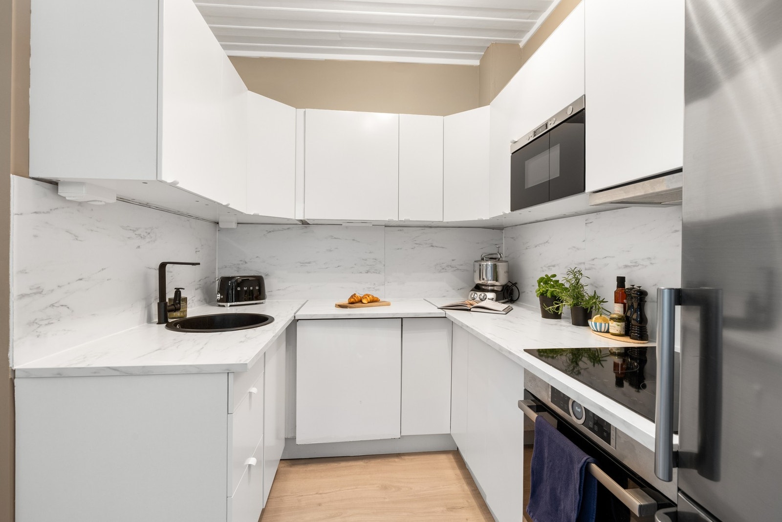 IKEA-kjøkken fra ca. 2015, oppgradert i 2024 med nye, glatte fronter, laminatbenkeplate og ny oppvaskkum. Galleribilde