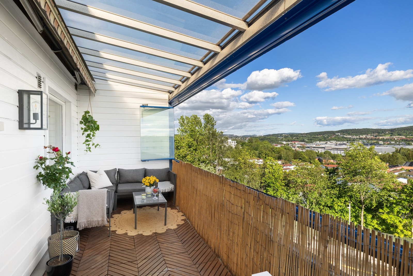 Stikkontakt og utelys er installert. Galleribilde