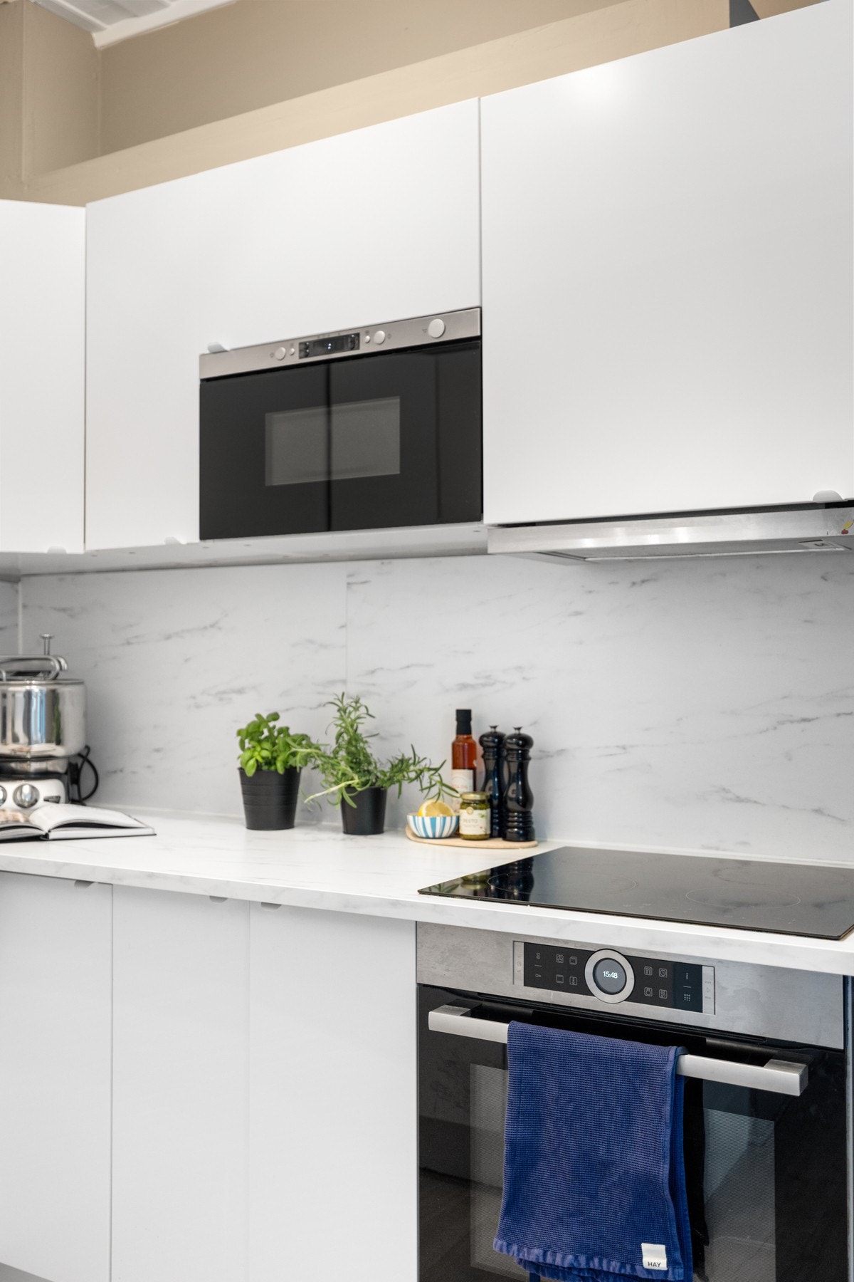 Integrerte hvitevarer som keramisk komfyrtopp (2021), stekeovn, oppvaskmaskin og mikrobølgeovn følger med. Galleribilde
