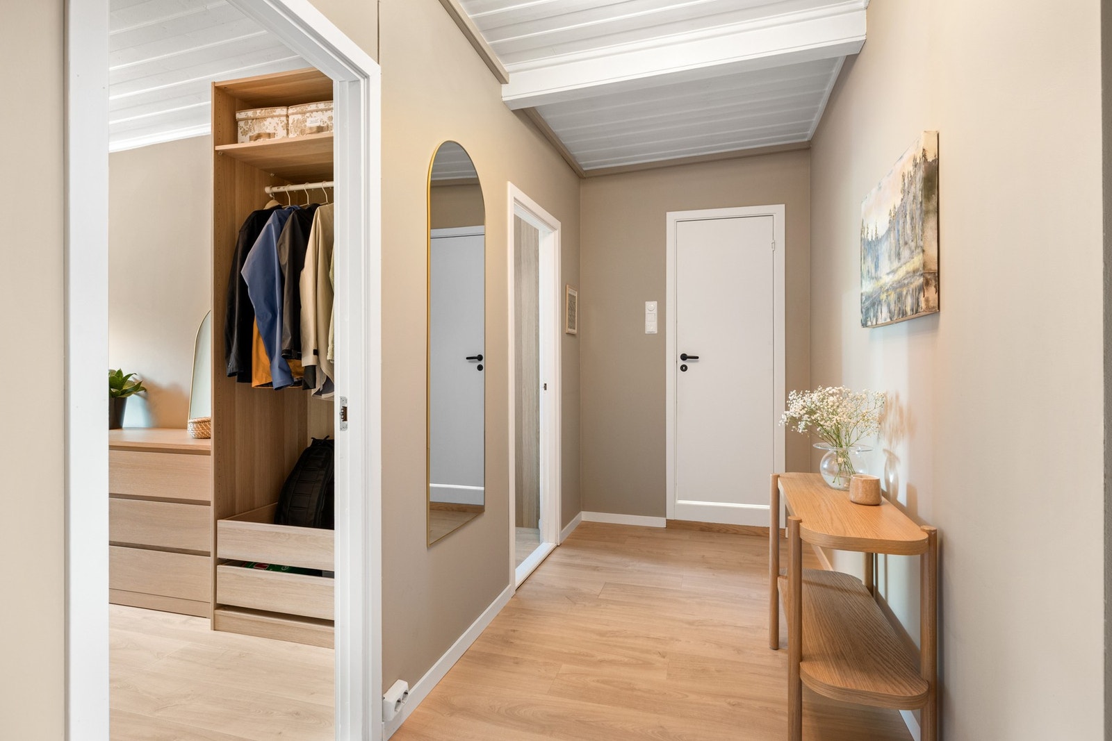 Romslig entré med god plass til både garderobeløsning og møbler. Galleribilde