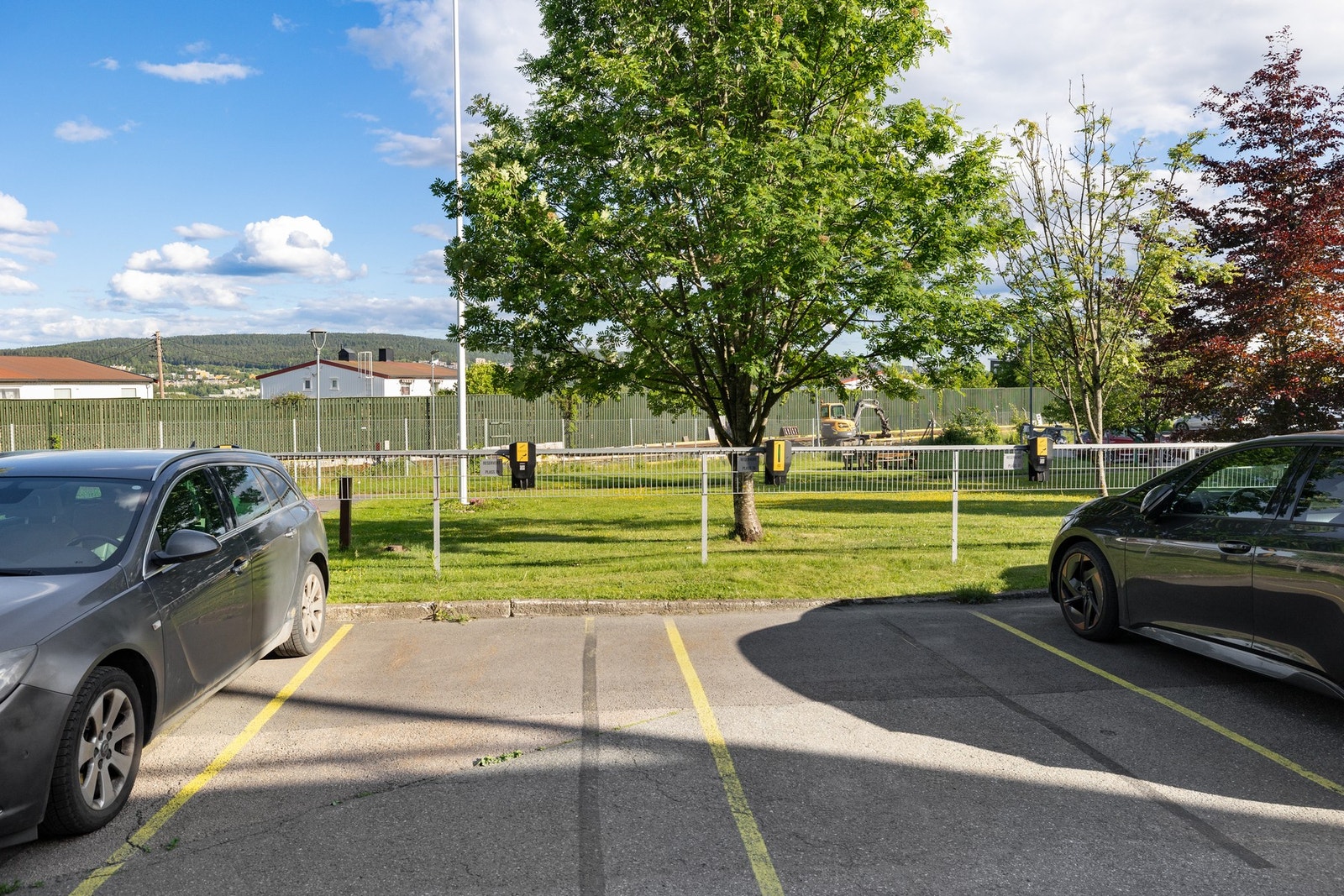 Det er mulighet for å leie parkering omgående, samt at det er gratis gjesteparkeringer. Galleribilde