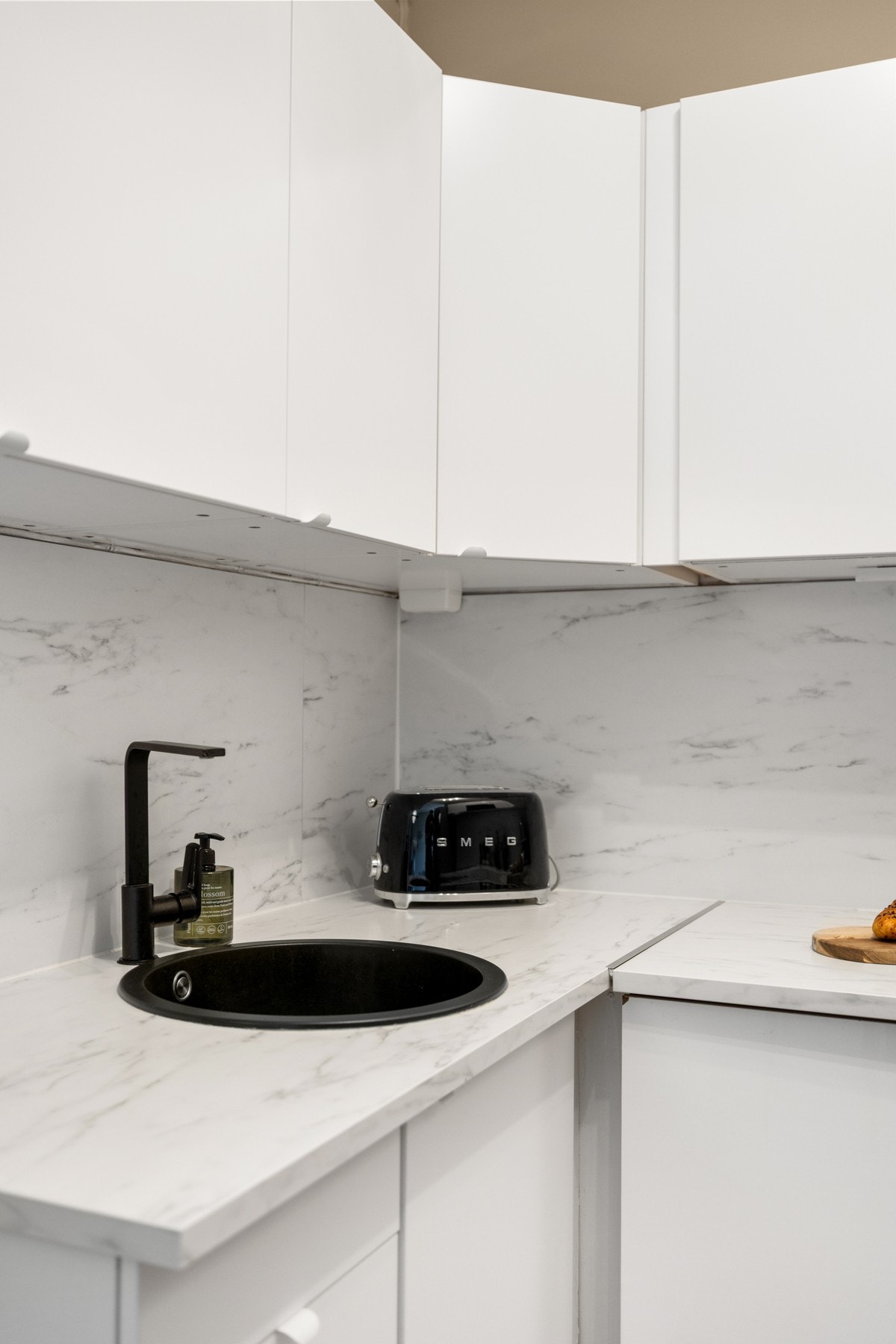 Det er moderne kitchenboard over eksisterende fliser. Galleribilde