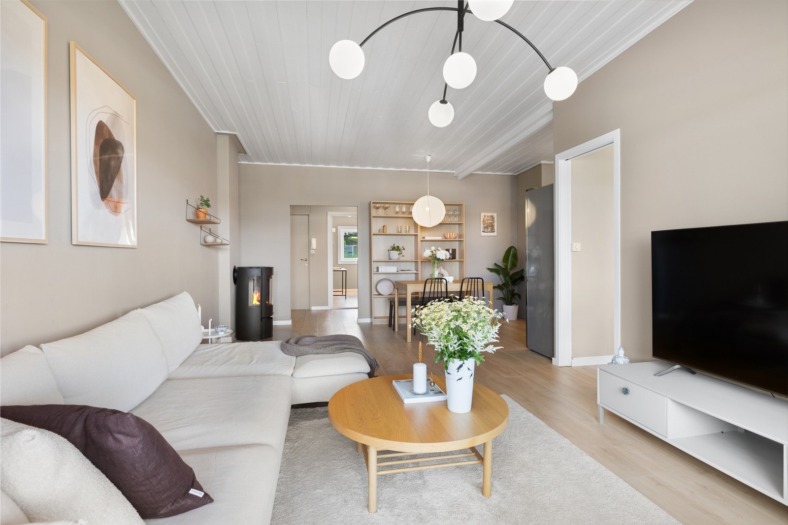 Lys og luftig stue med moderne fargevalg og nytt laminatgulv fra 2024. Alle rom er nymalt i 2025. Galleribilde