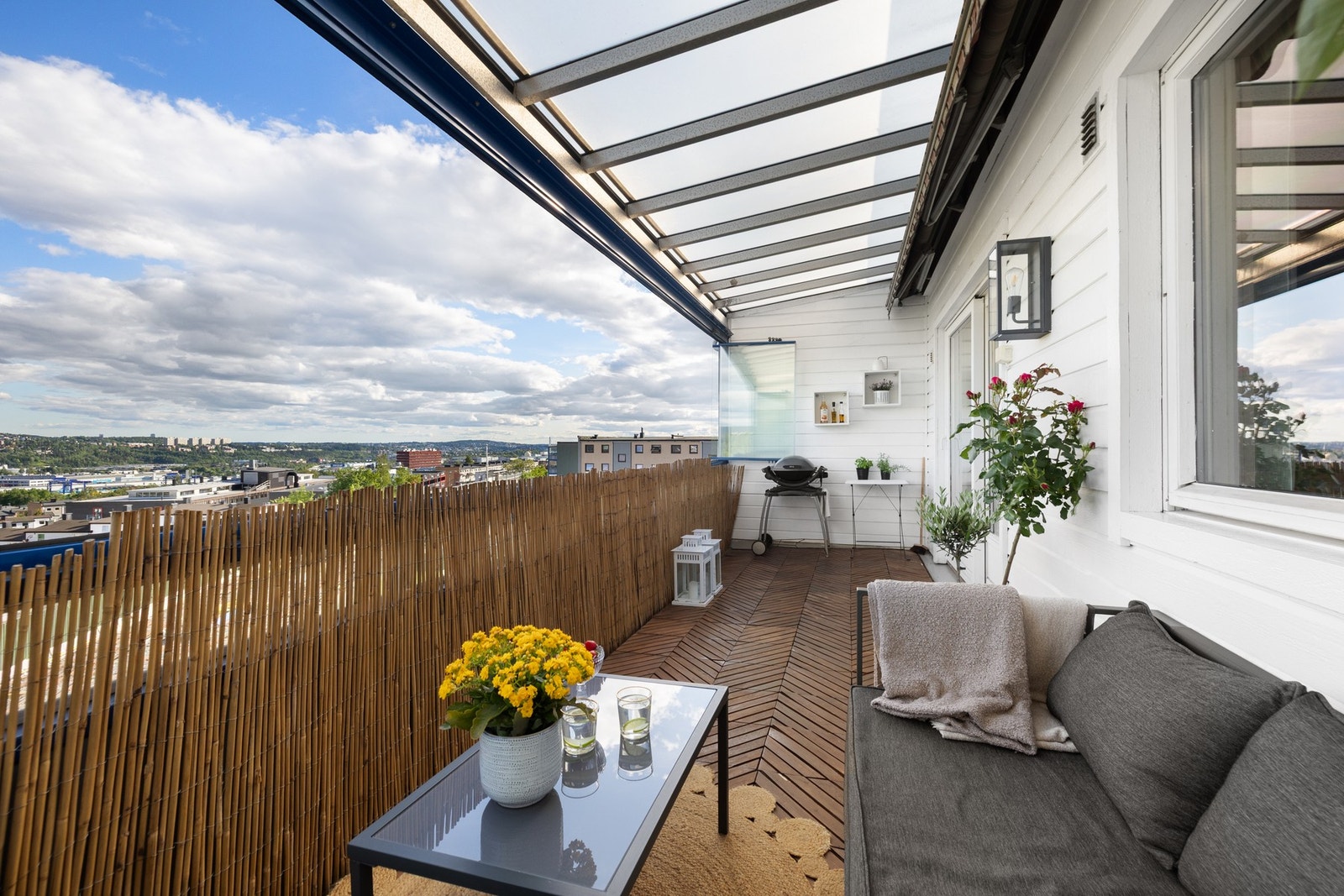 Her er det plass til både grill og utemøbler - et perfekt sted å nyte utsikten og sommerdagene. Galleribilde