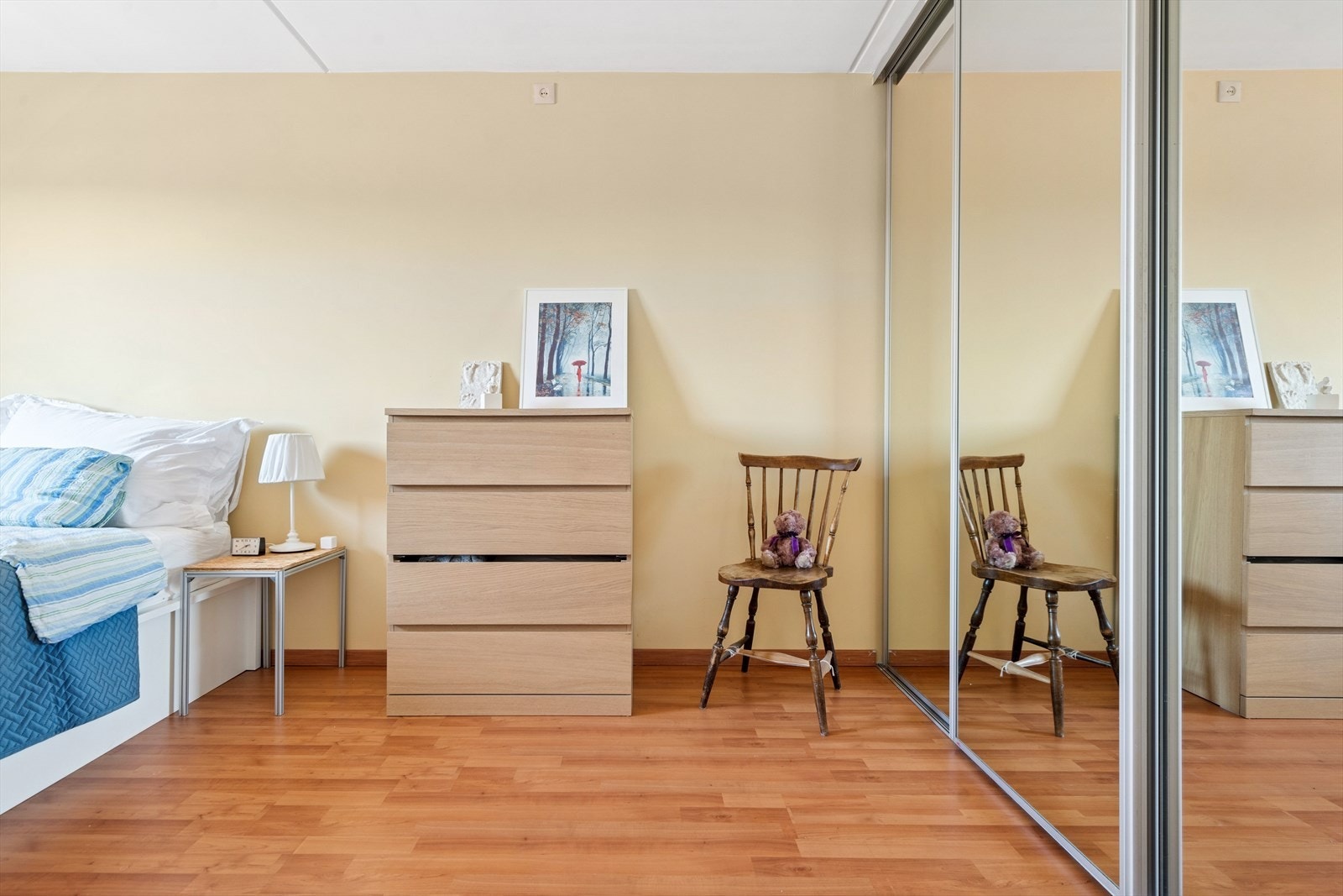 God oppbevaringsplass i stor skyvedørsgarderobe. Galleribilde