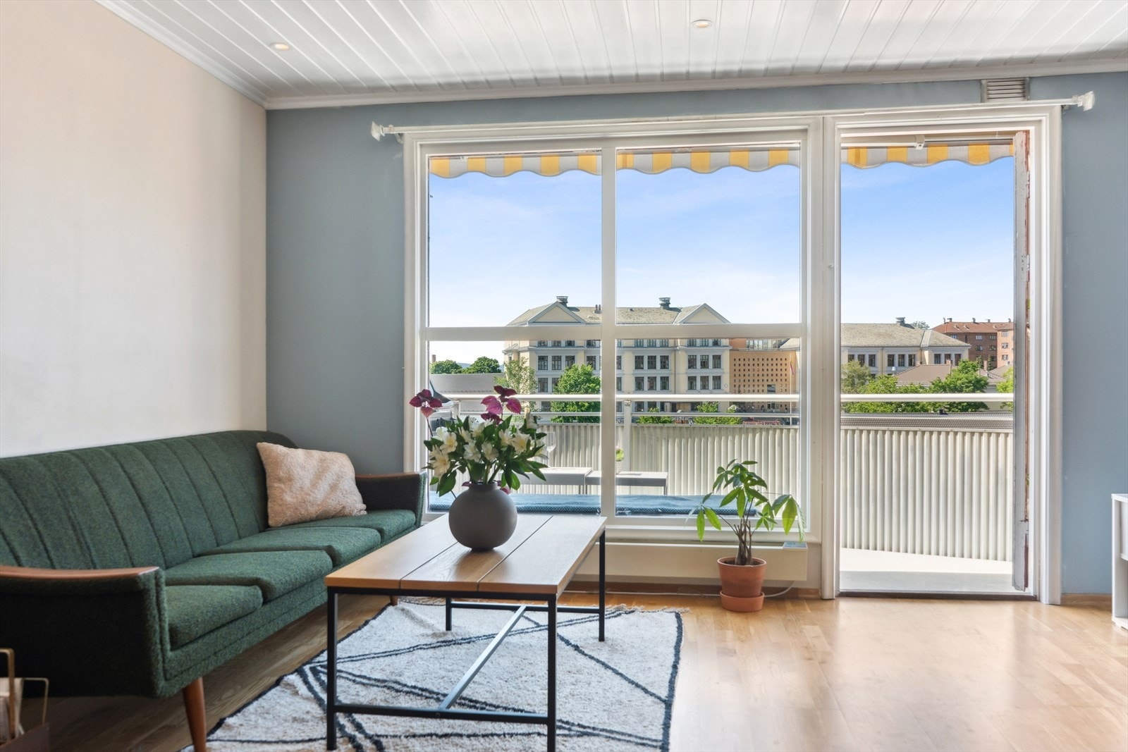 Store vindusflater kombinert med åpen og luftig planløsning skaper en svært behagelig romfølelse. Galleribilde