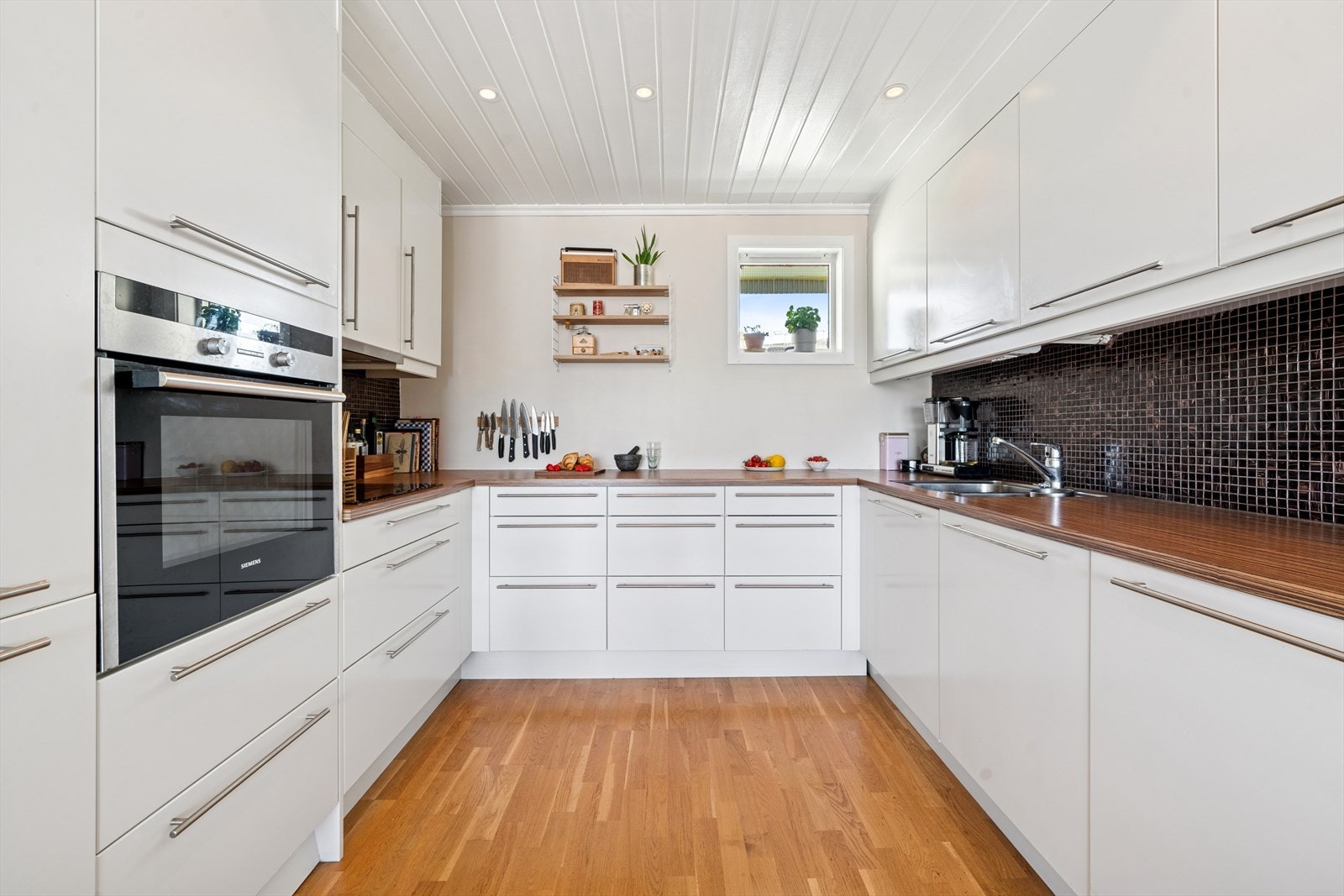 Kjøkkenet er designet med fokus på funksjonalitet, med godt med benke- og skapplass. Galleribilde