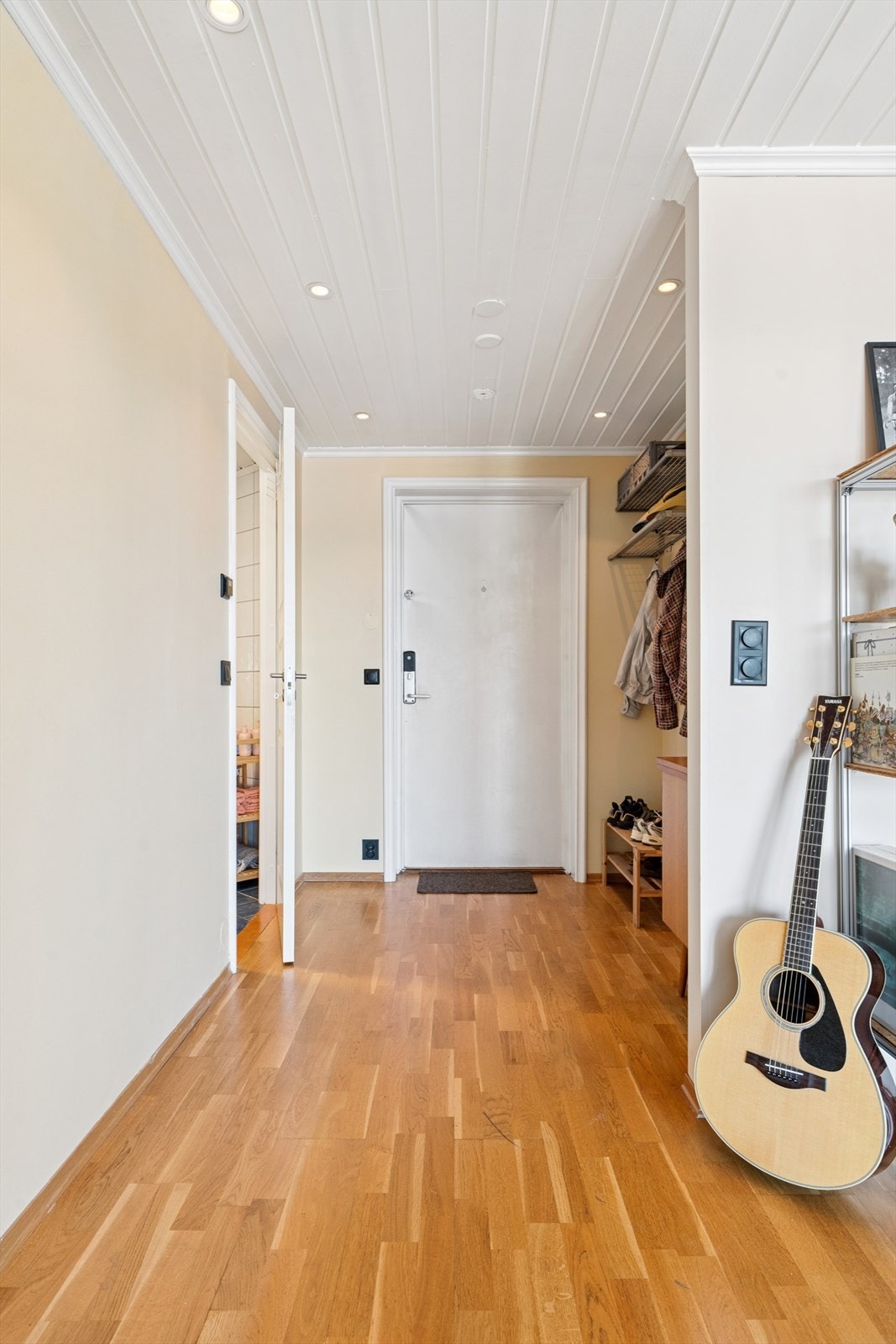 Vel inne møter du en romslig og innbydende entré med god plass til å henge av deg yttertøy. Galleribilde