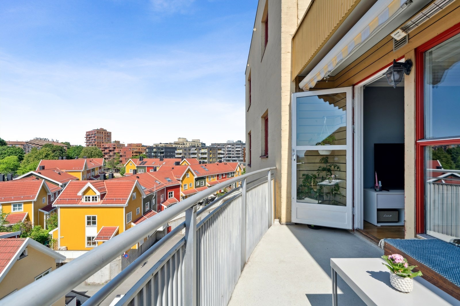 Her er det sol fra ca. 13 til solnedgang (ca. 22) i følge selger. Galleribilde