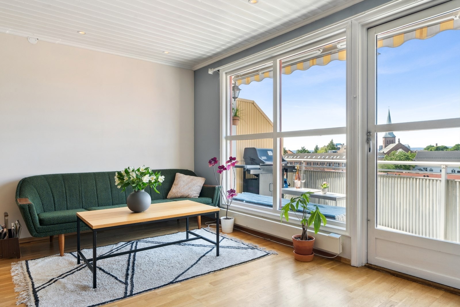 Delikat og romslig stue med direkte utgang til en sørøstvendt balkong på 7 m². Galleribilde