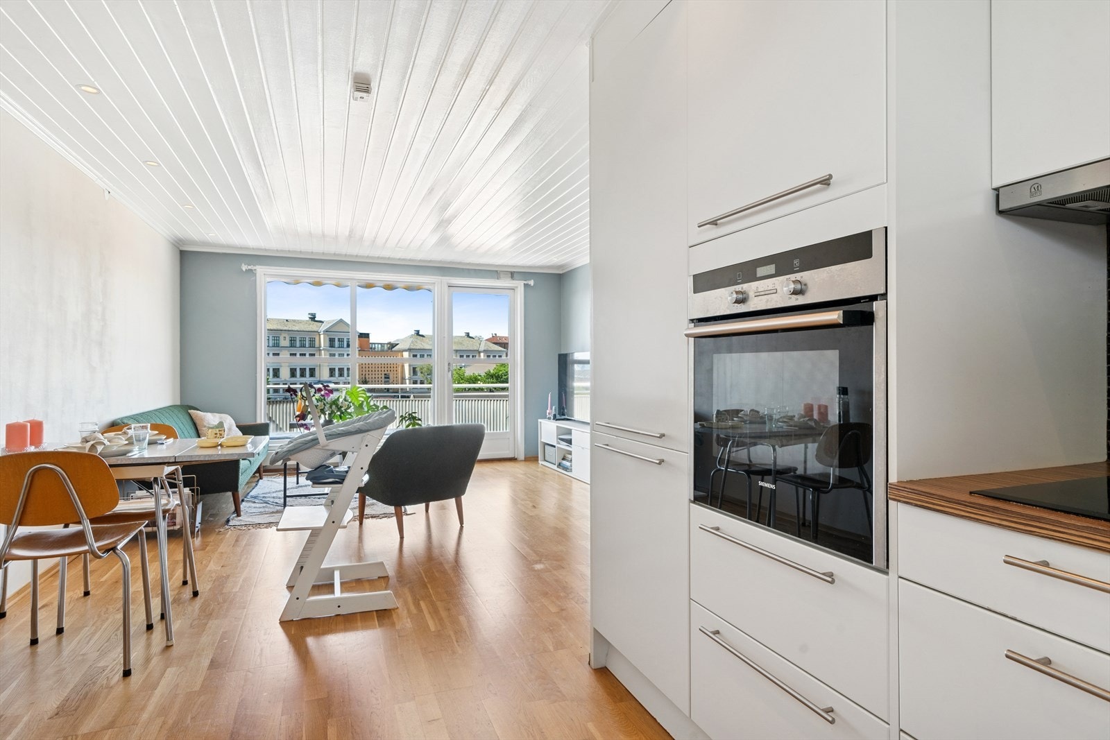 Rommet har en velfungerende og sosial planløsning der stue, spisestue og kjøkken ligger i en sammenhengende løsning, noe som gir funksjonelle soner og mange innredningsmuligheter. Galleribilde