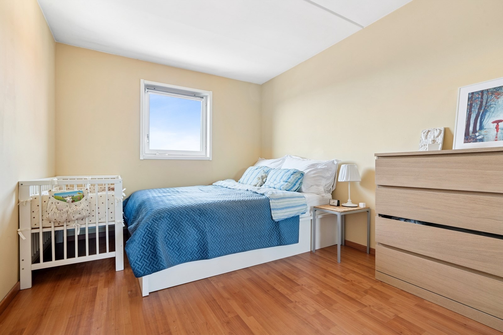 Soverommet er av god størrelse, med plass til dobbeltseng og tilhørende møblement. Galleribilde