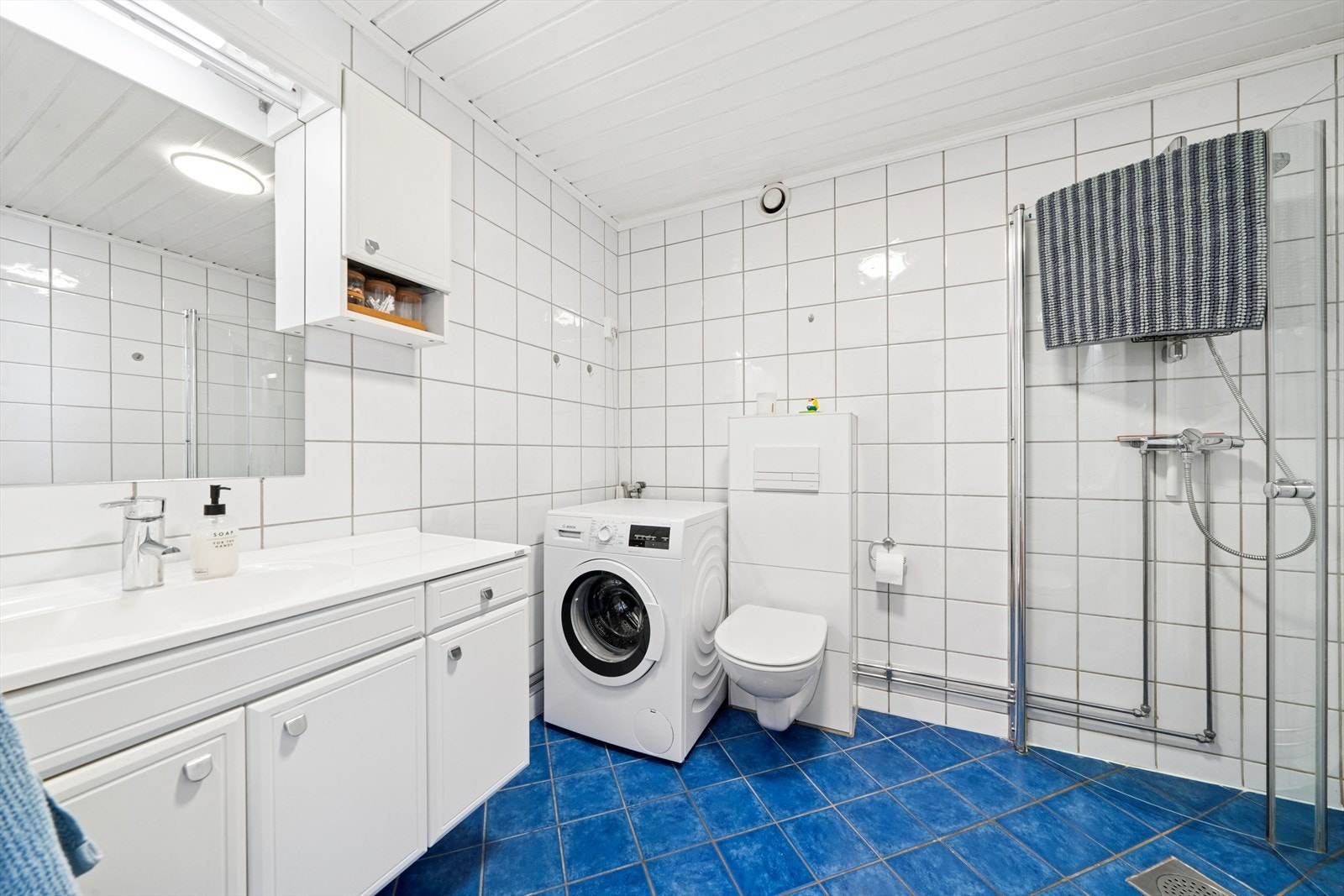 Romslig bad med opplegg for både vaskemaskin og tørketrommel. Galleribilde