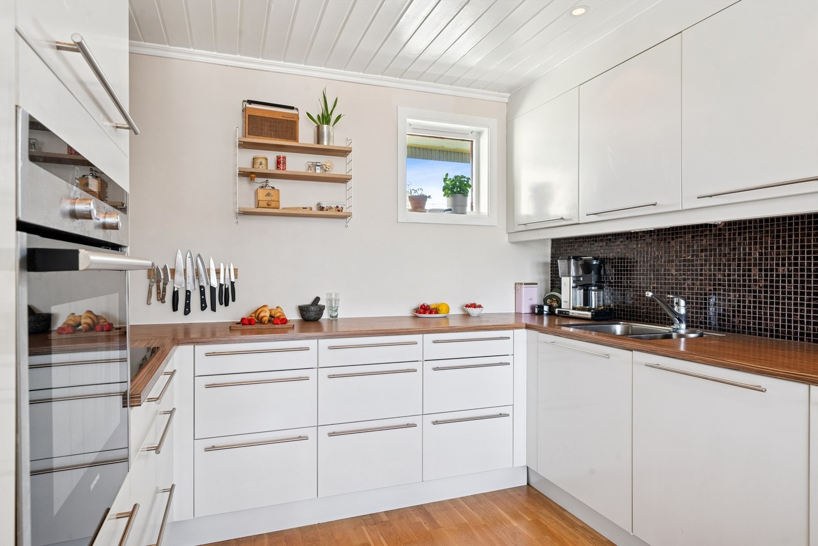 Kjøkkenet er utstyrt med integrerte hvitevarer, med induksjonplatetopp, stekeovn, oppvaskmaskin og kombiskap. Det er også ventilator tilkoblet balansert ventilasjon. Vannstoppsystem er montert. Galleribilde