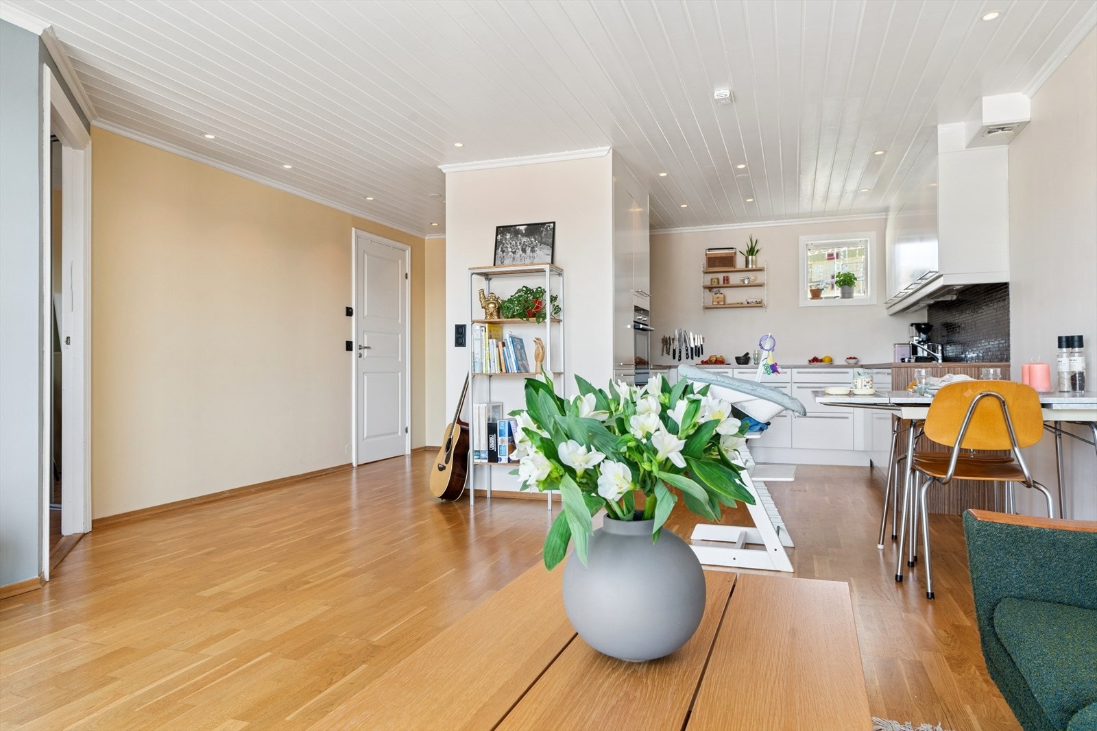 I stuen er det god plass til sofagruppe, spiseplass og TV- møblement. Galleribilde