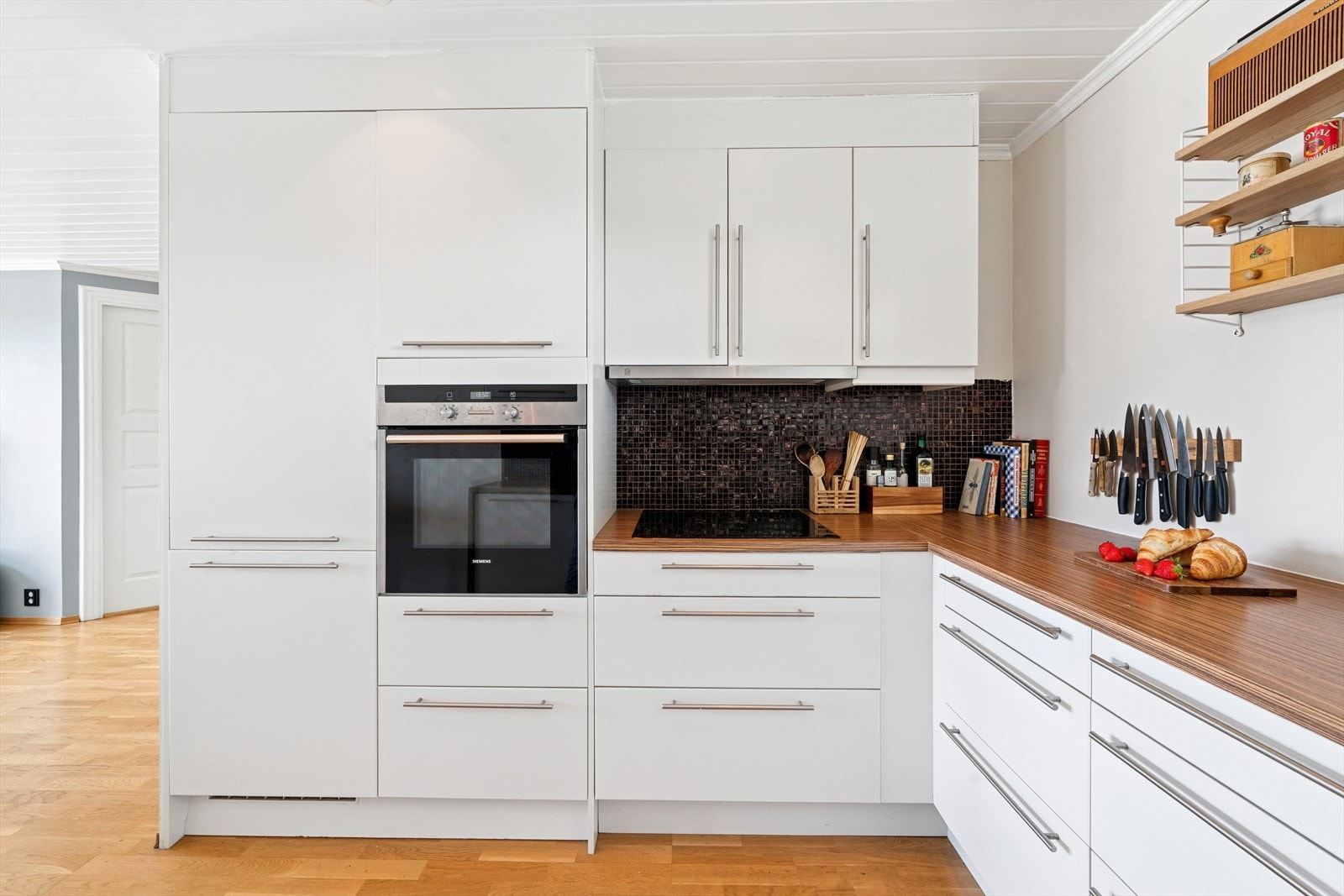 Lekkert kjøkken, utformet i en åpen og sosial løsning. Galleribilde