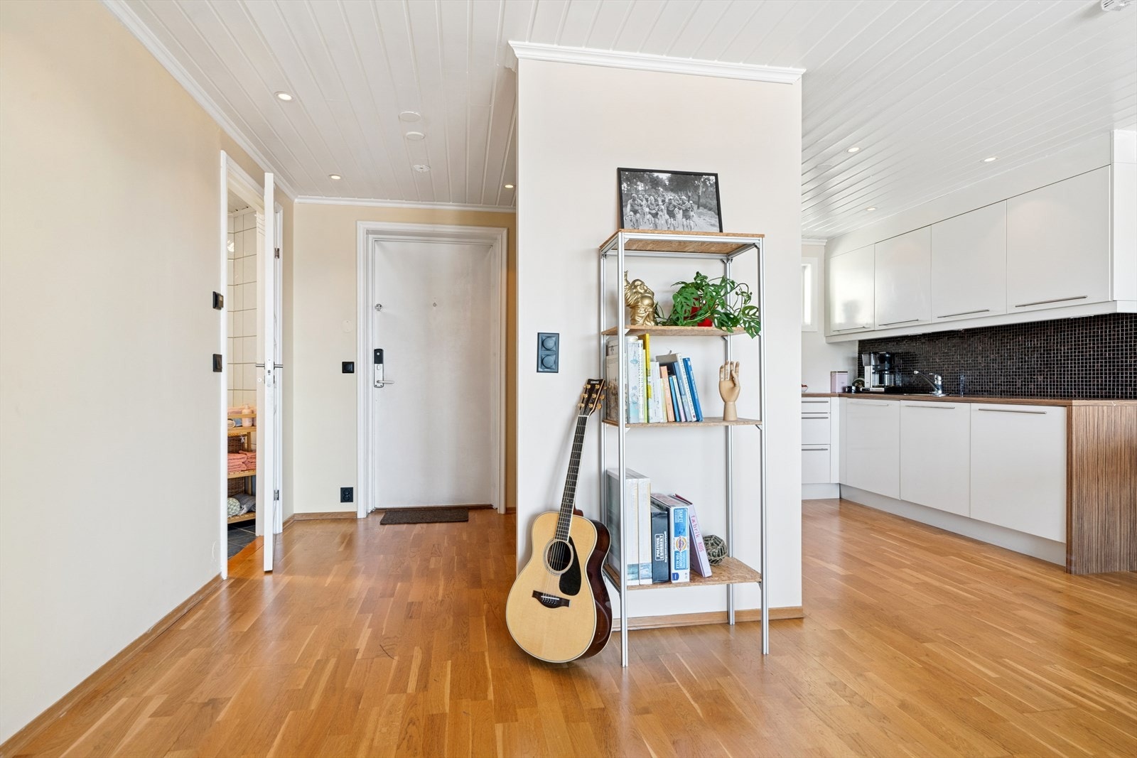 Leiligheten ligger i byggets 5. etasje og har heisadkomst til leilighetsplan. Galleribilde