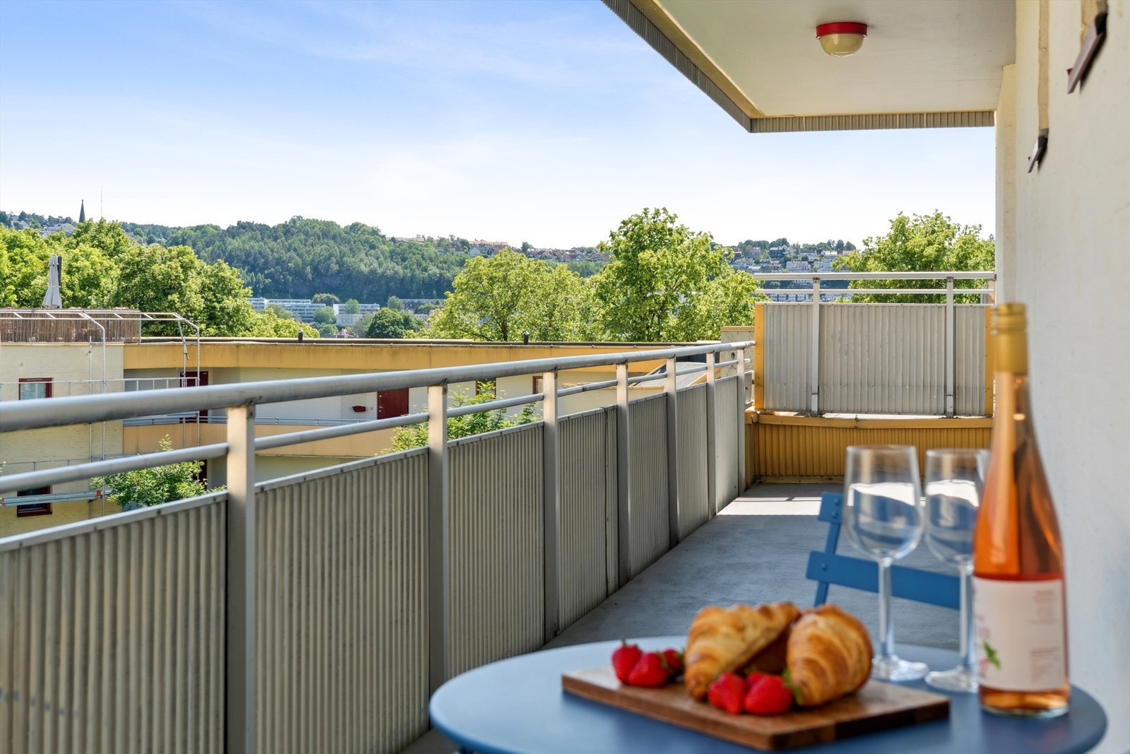 Balkongen har plass til ulike utemøbler og har idyllisk utsikt over byens tak. Galleribilde