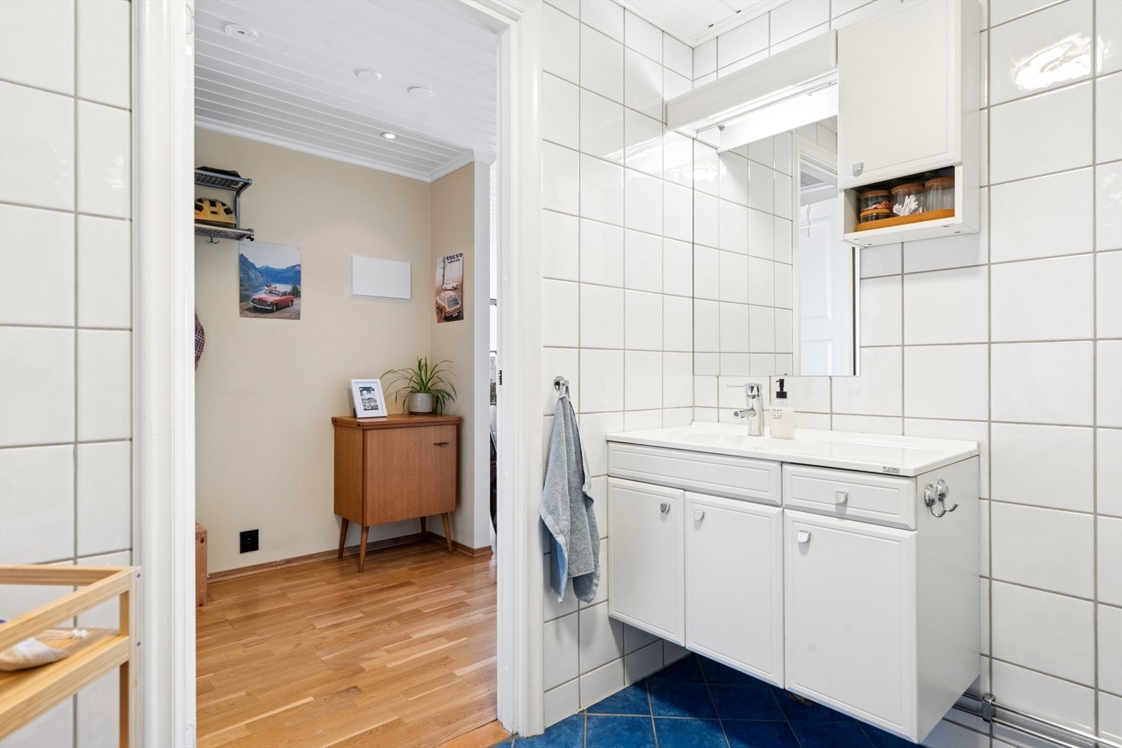 Innredningen består av servantskap, nedfelt servant, speil, vegghengt toalett og dusjhjørne med glassdører. Galleribilde