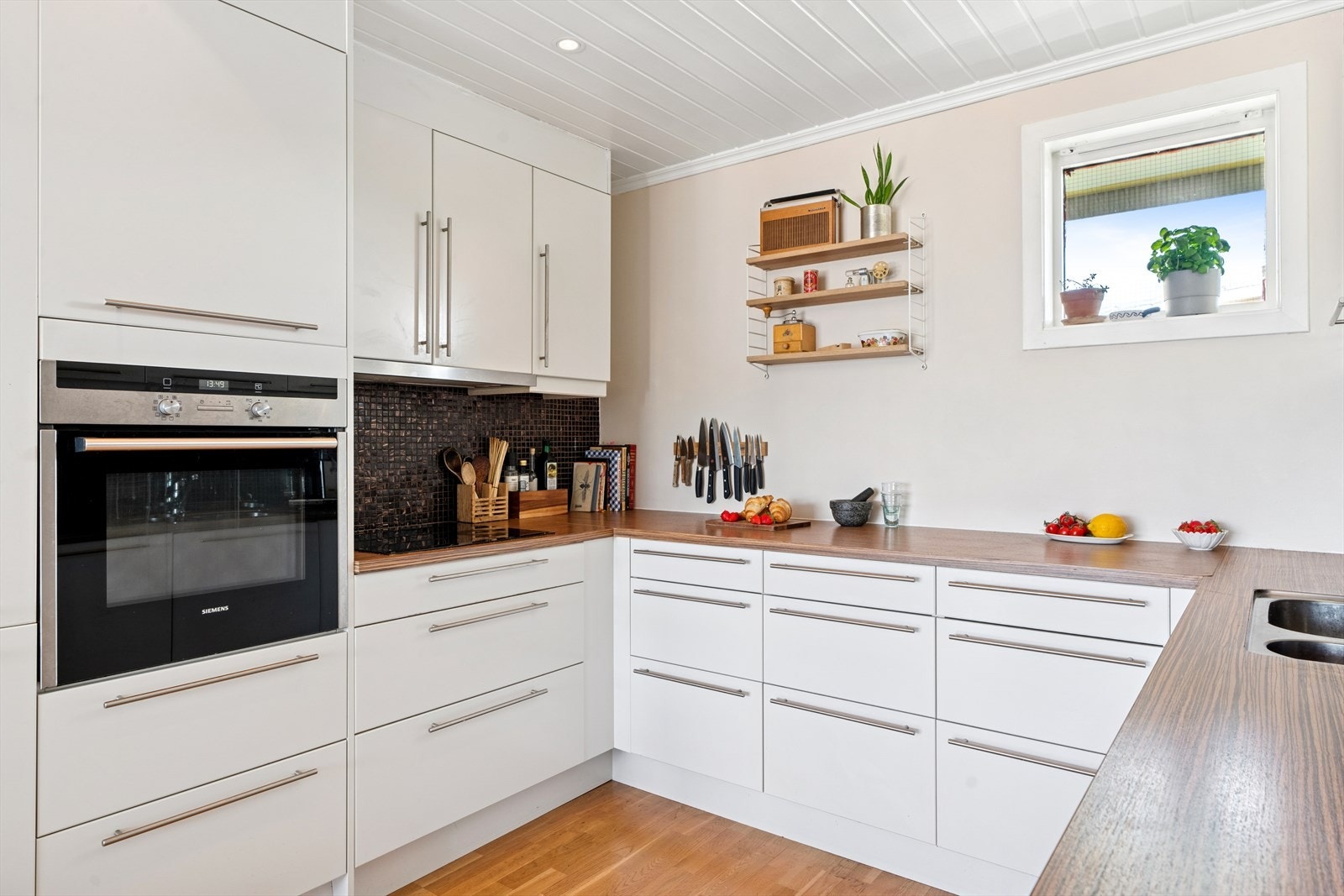 Stilren innredning med glatte fronter og benkeplate i laminat. Galleribilde