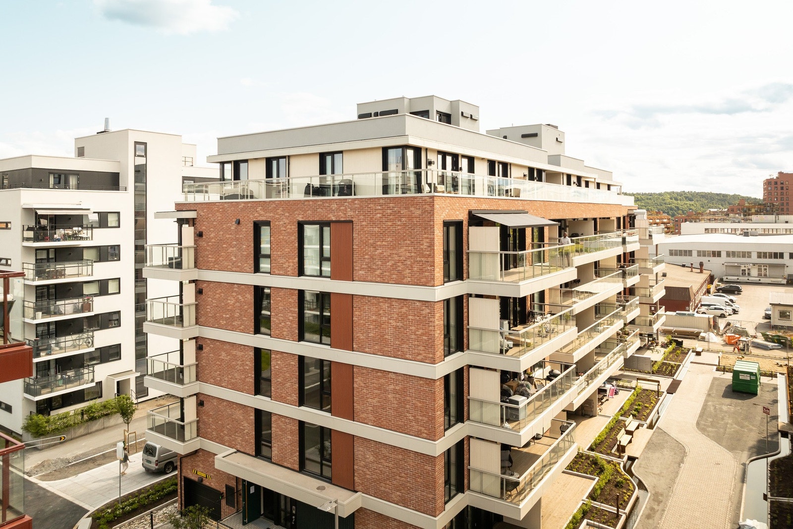 Byggene er utført med bærekonstruksjon i stål og betong, samt fasadeplater av tegl. Galleribilde