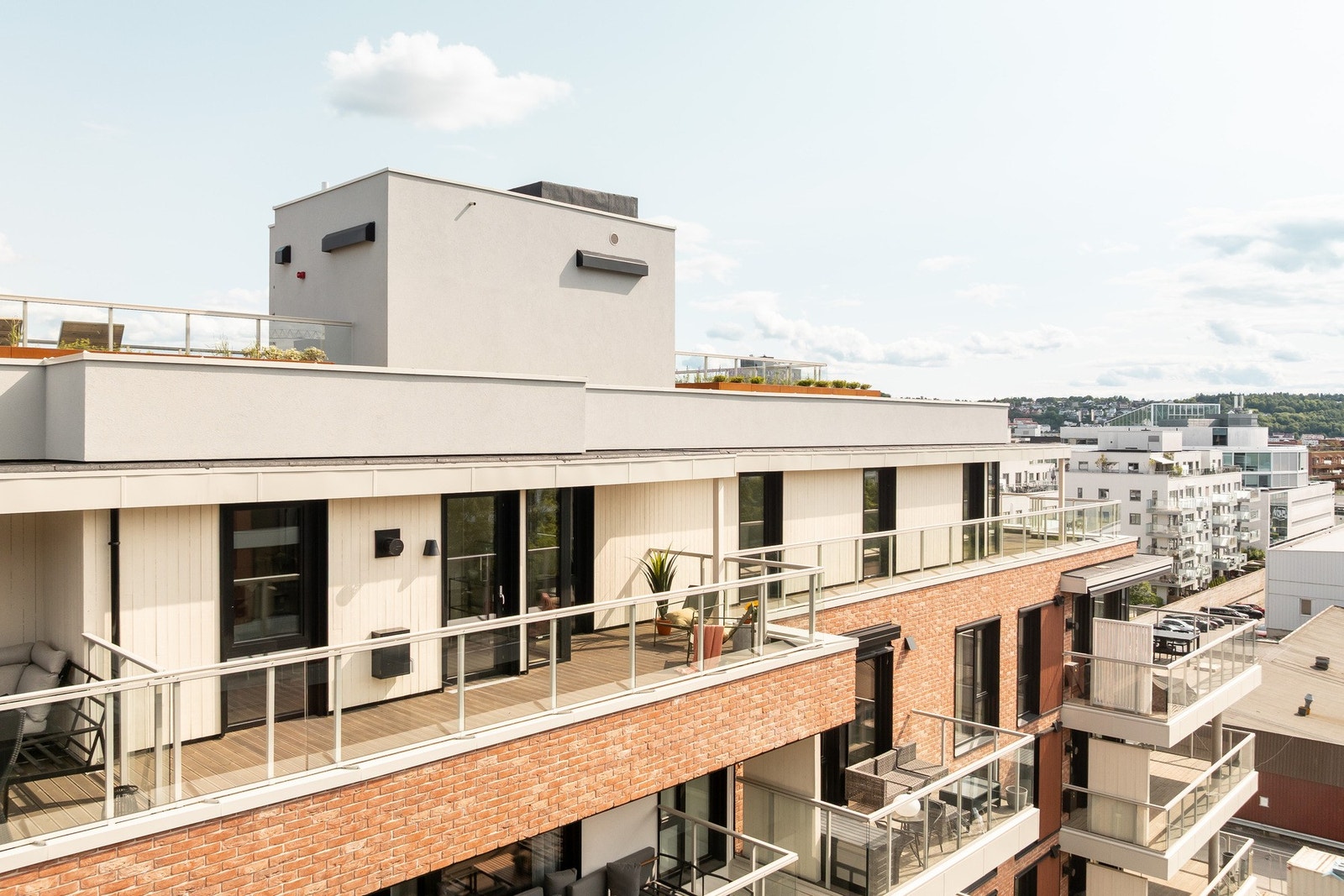 En av de to store terrassene på ca. 18 m². Galleribilde