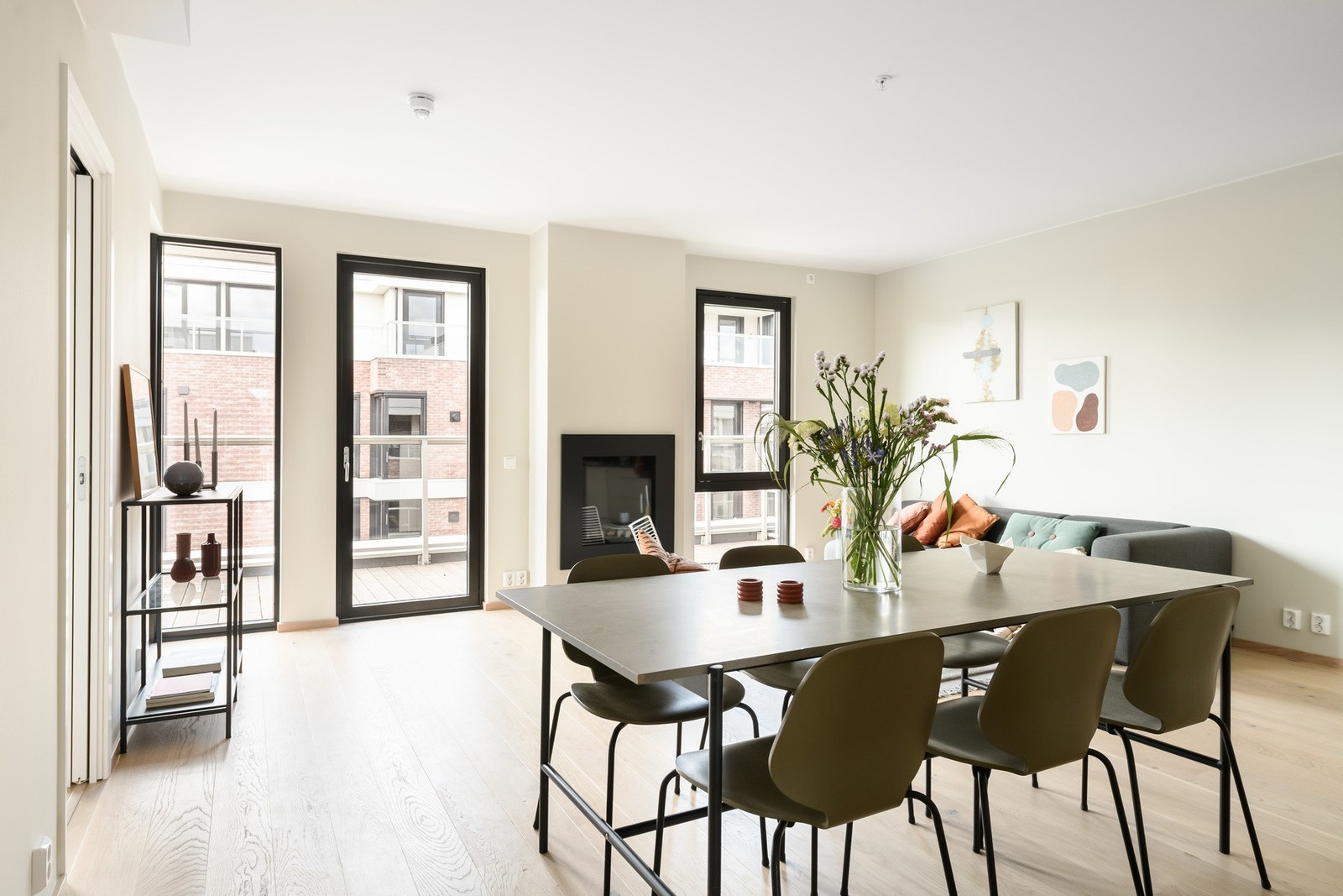 Store vindusflater gir flott utsikt og rikelig med dagslys. Galleribilde