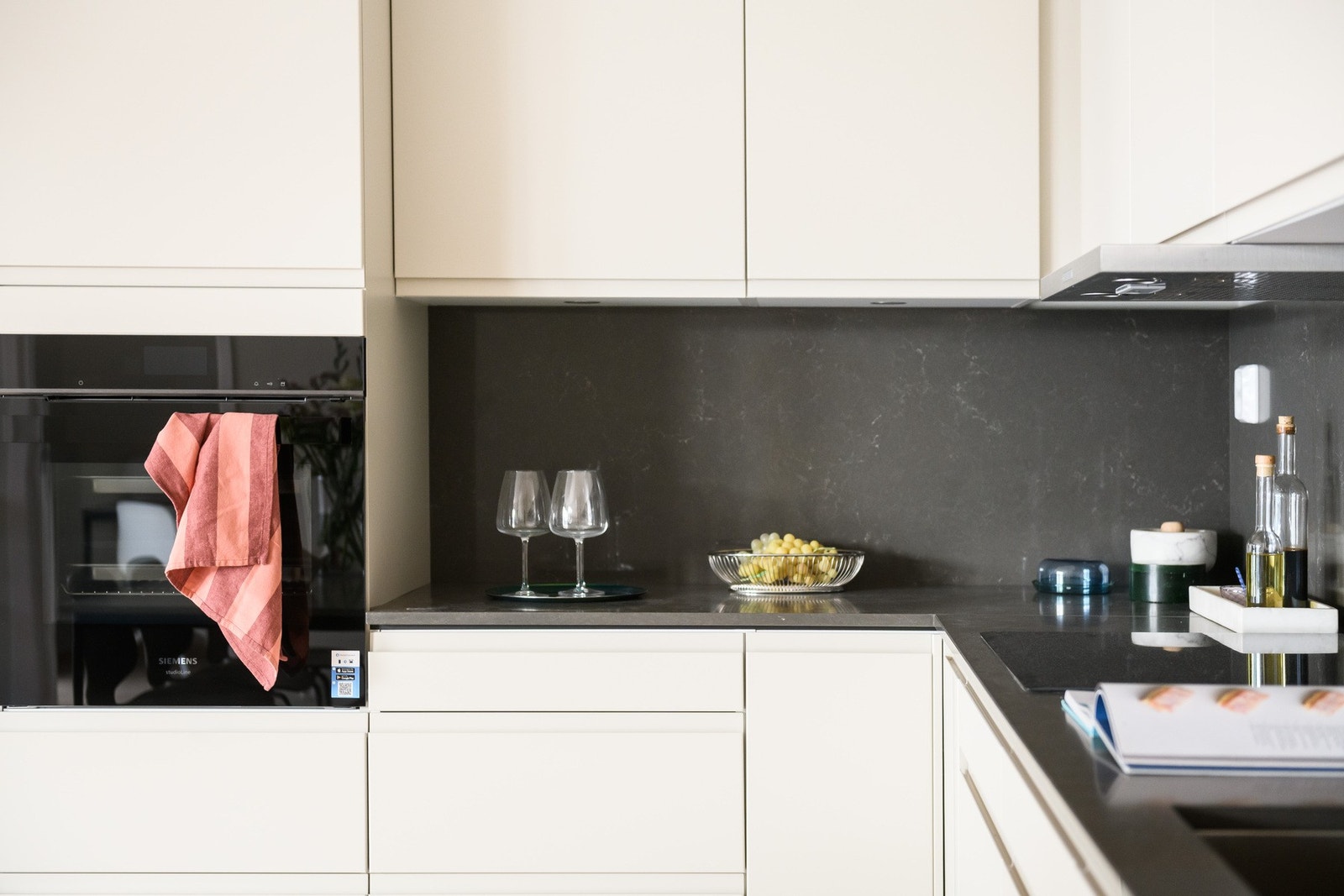 LED-spotter under overskap, backsplash og bestikkinndelere er blant flere kvalitetsdetaljer. Galleribilde