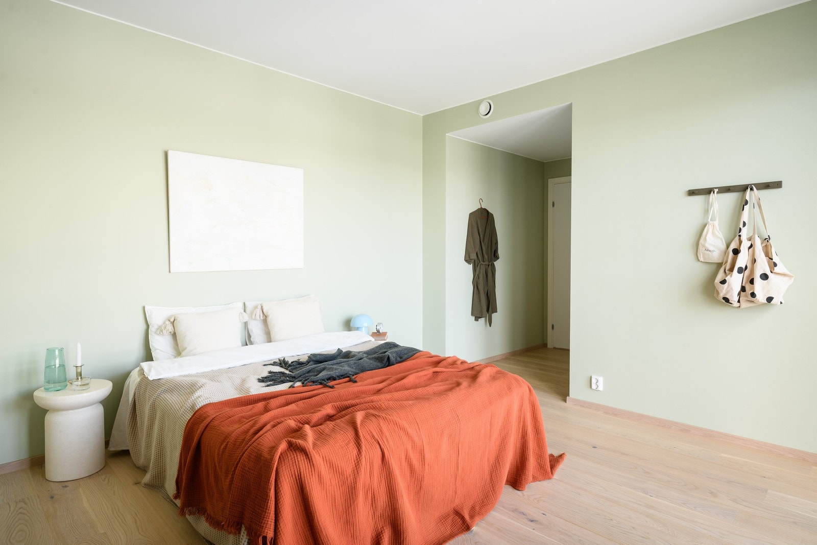 Master bedroom er stort og lyst . Galleribilde