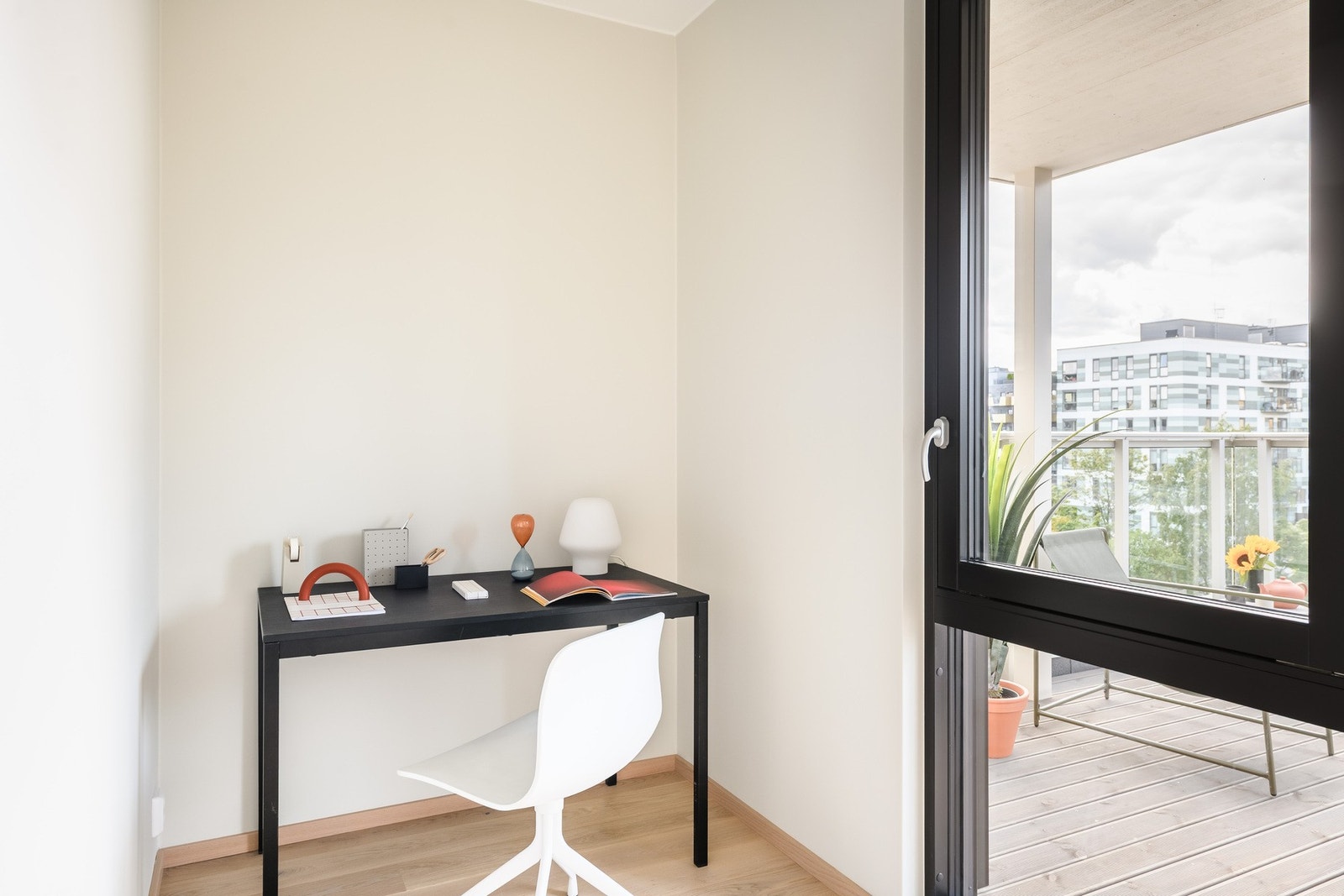 Fint kontor, barne- eller gjesterom i forbindelse med stuen. Galleribilde