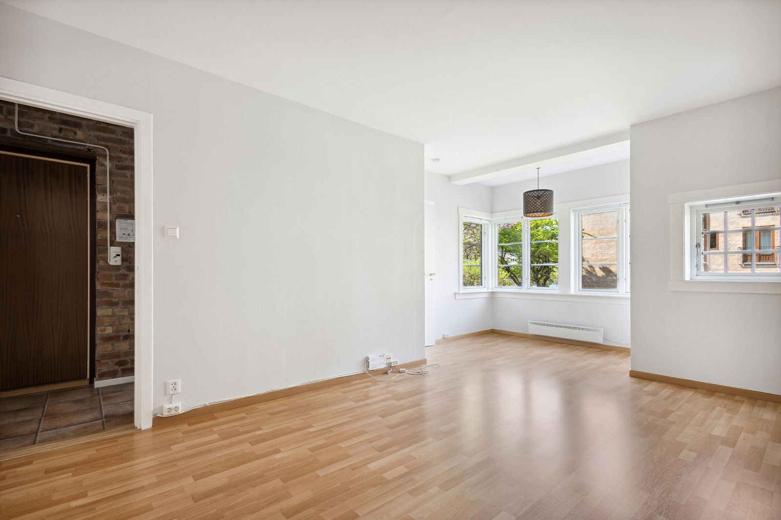 En lys og romslig 2-roms med utgang til balkong fra stue Galleribilde