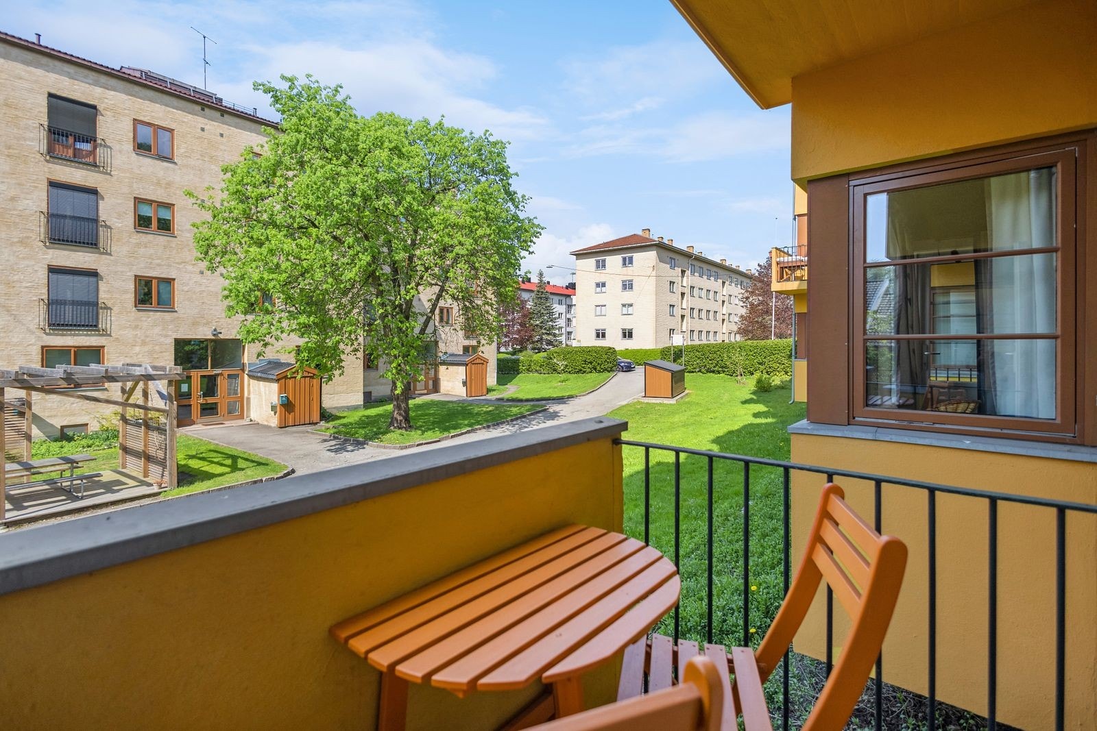 Balkongen vender ut mot en luftig bakgård med flotte grønt-områder Galleribilde