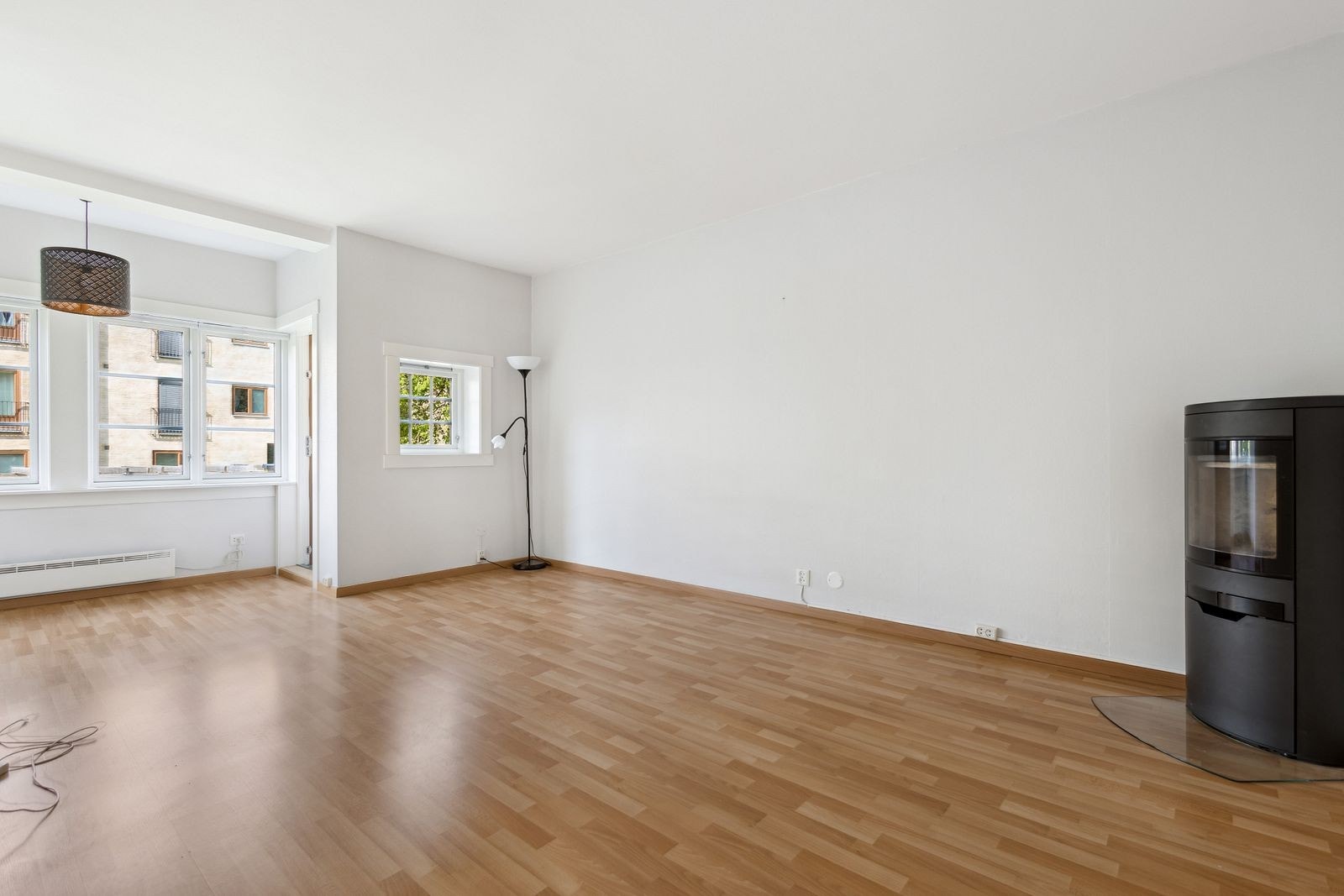 Peis i stue som varmer godt på kalde vinterdager Galleribilde