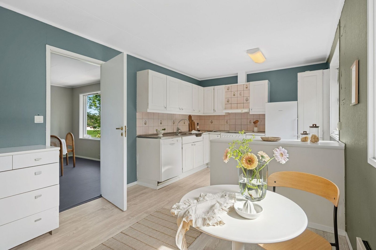 Praktisk innredet med kjøkkenøy Galleribilde