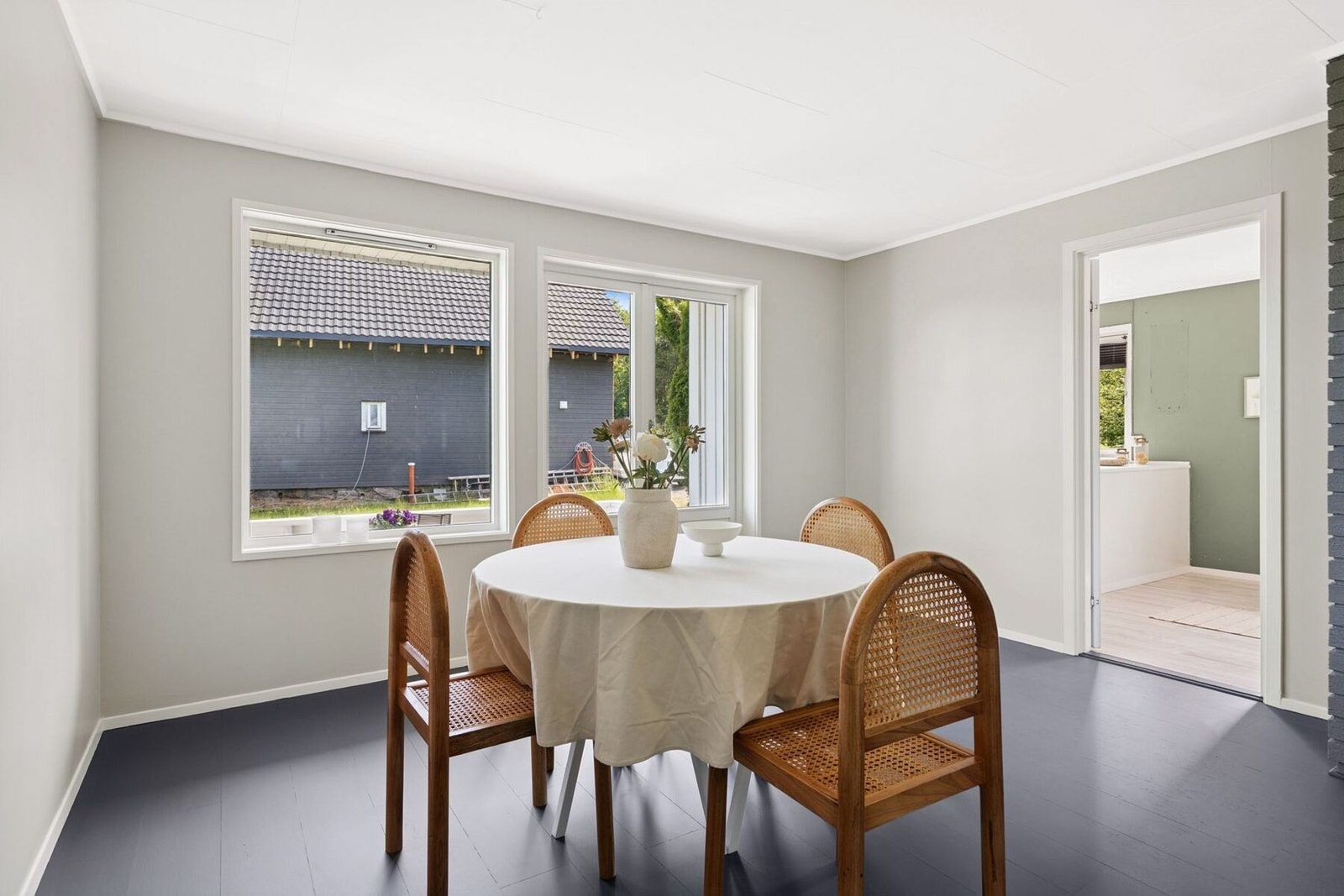 Romslig spisestue med god plass til gjester Galleribilde