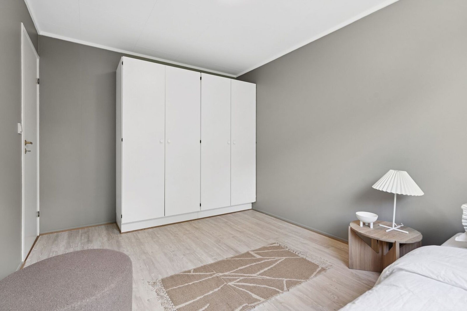 Praktisk innredet med garderobeskap Galleribilde