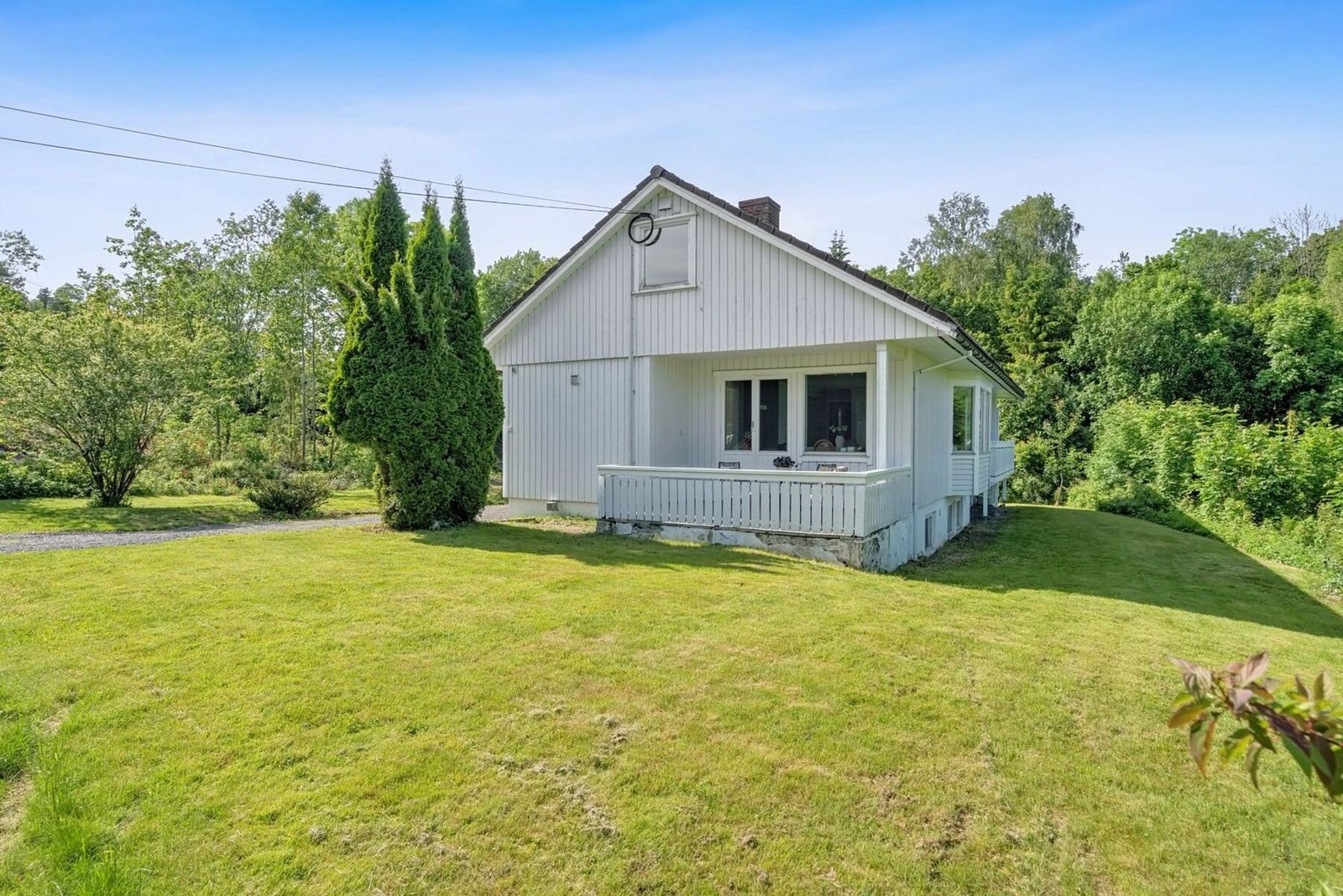 Romslig enebolig med tomt på nærmere 3 mål Galleribilde