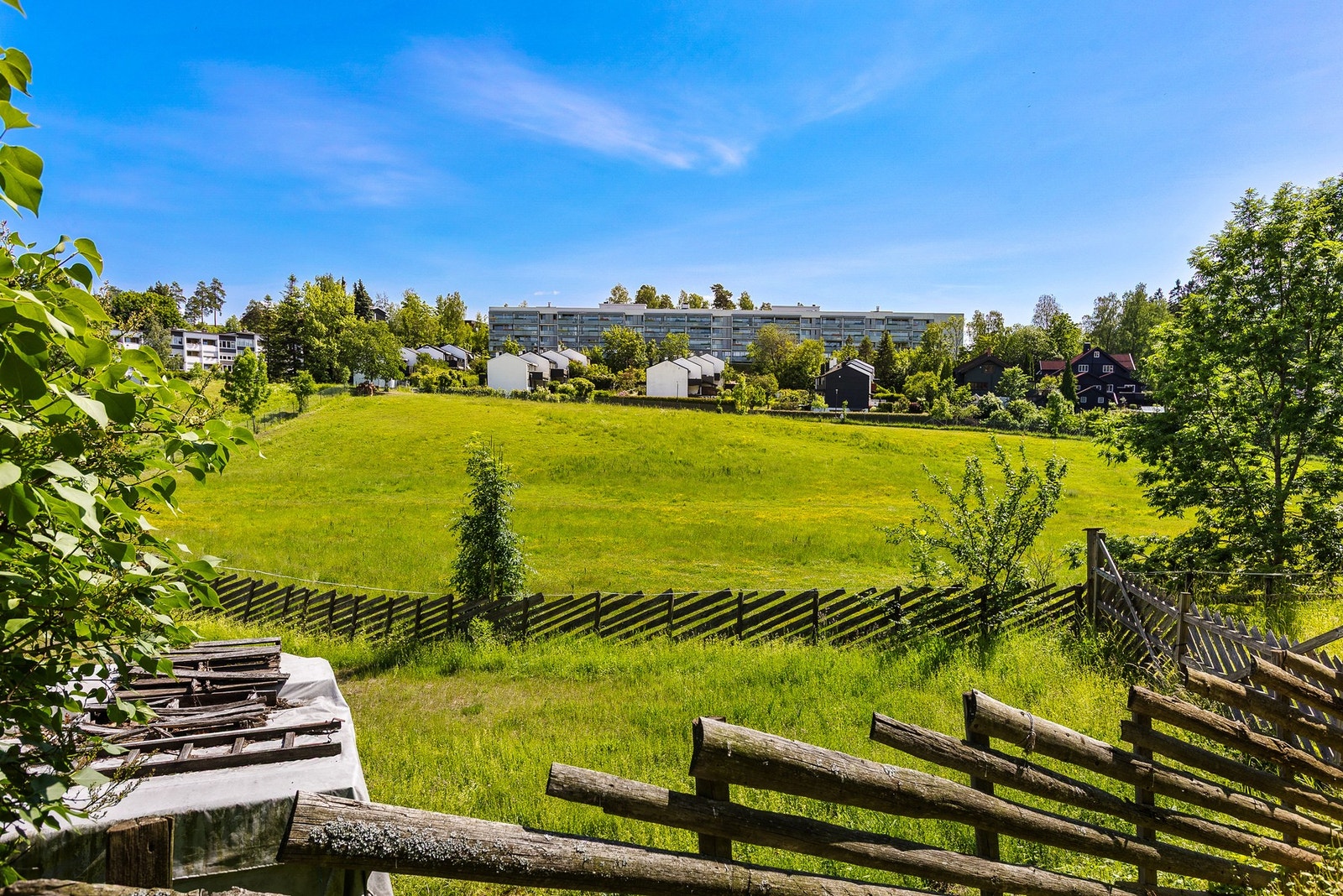 Måneveien 30 ligger på andre siden av dette grønne friområdet, hvor det ikke er planlagt fremtidig bebyggelse. Galleribilde
