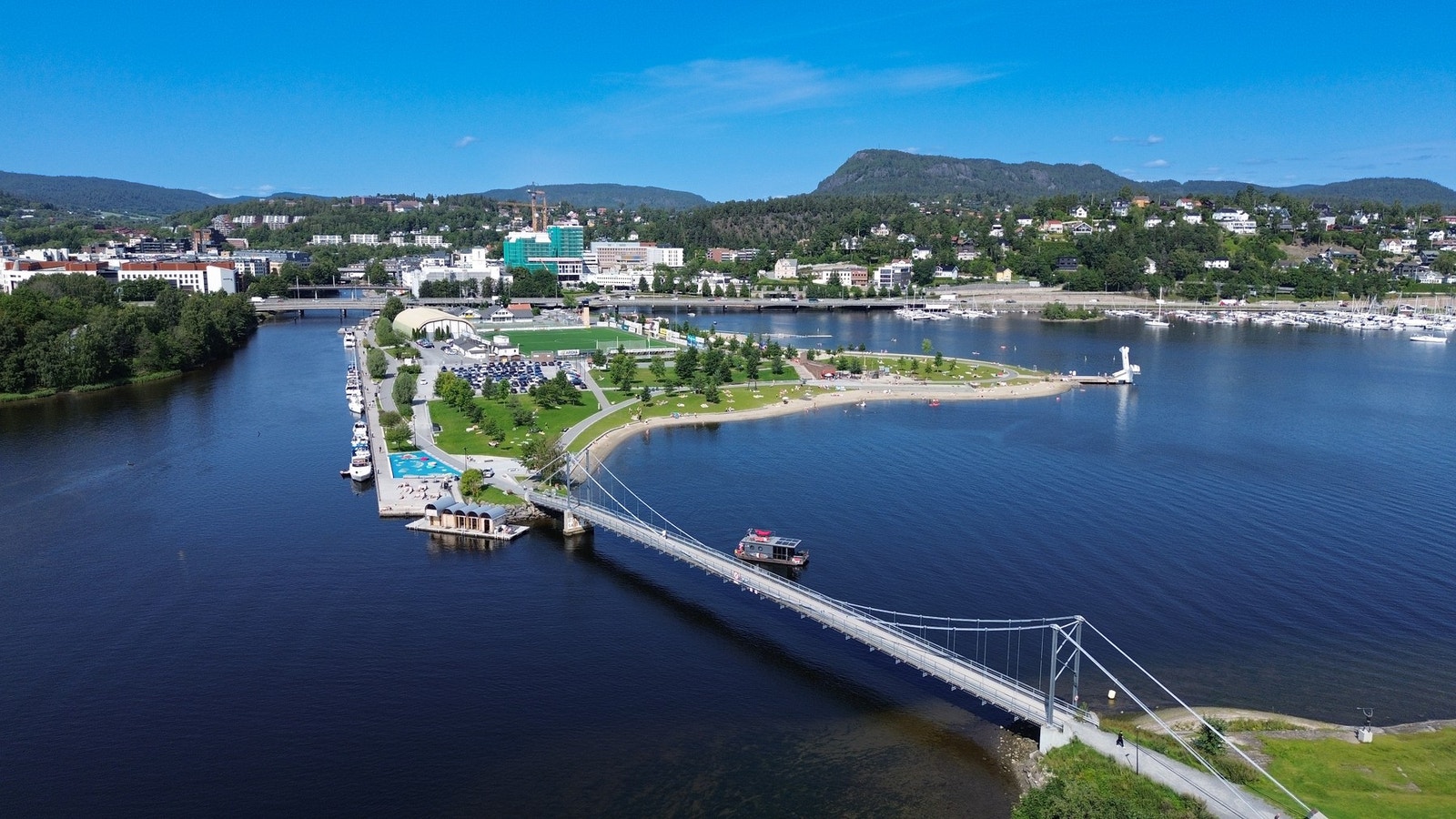 Ved Sandvika har du populære Kadettangen som har både stupetårn, badestrand, park og mer til. Galleribilde