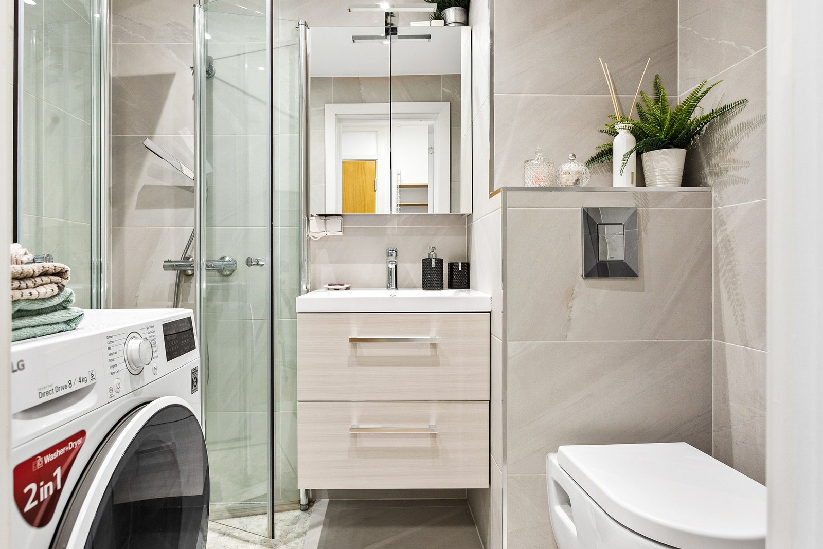 Lys og lekkert flislagt bad fra 2019. Galleribilde