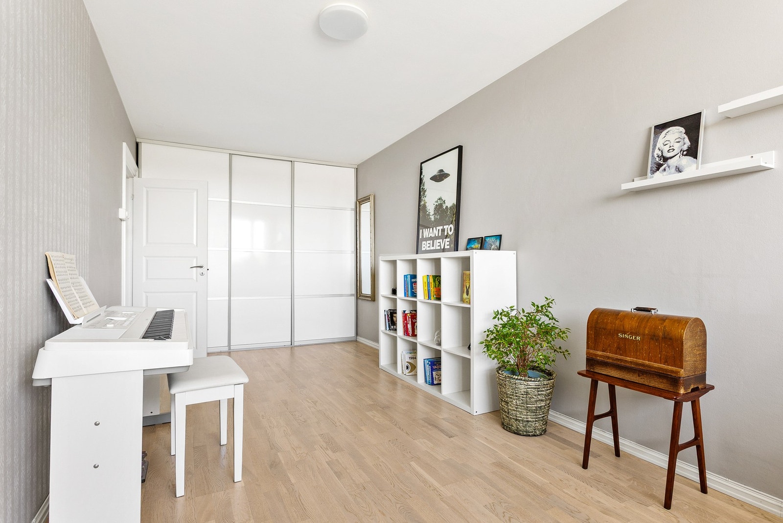 Hovedsoverom av god størrelse med plass til dobbeltseng og garderobeskap. Galleribilde