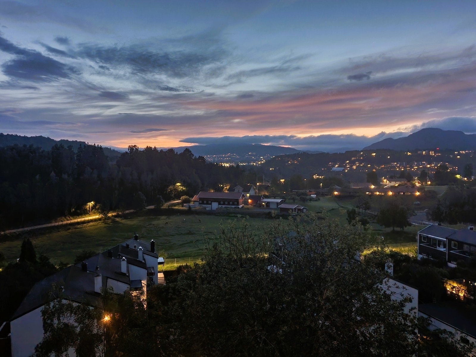 Selgers bilde av utsikten fra balkongen på kveldstid. Galleribilde