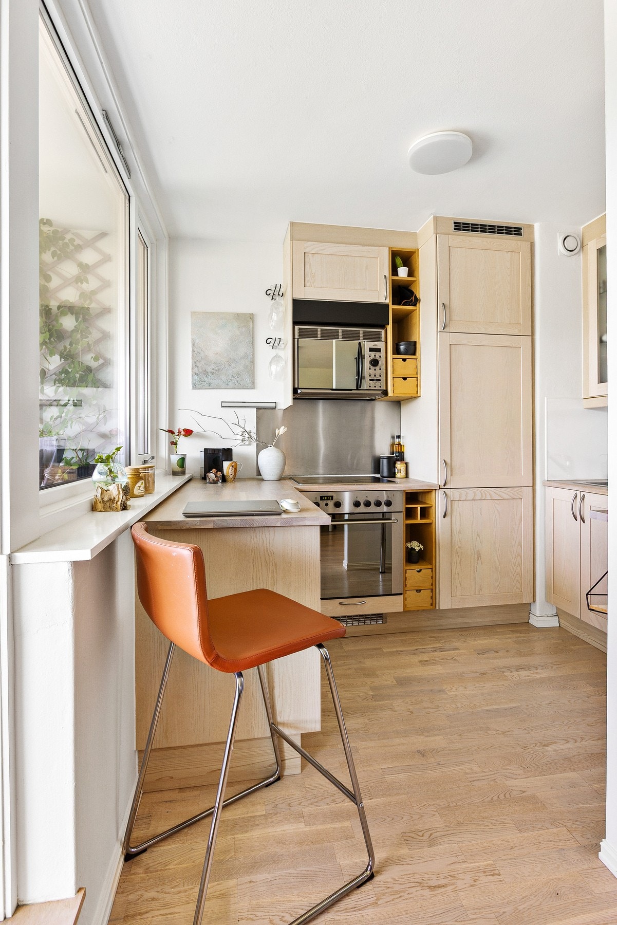 Kjøkkenet ligger i delvis åpen løsning til stuen. Galleribilde