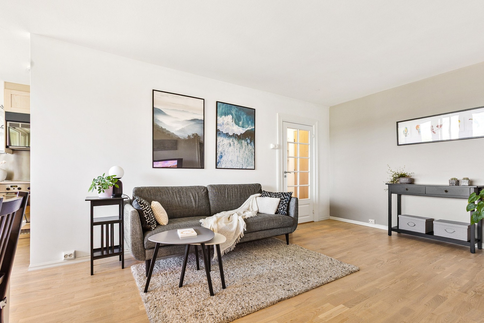 Leiligheten er malt i lyse farger og har slette flater på veggene, som gjør det enkelt å sette sitt eget preg. Galleribilde