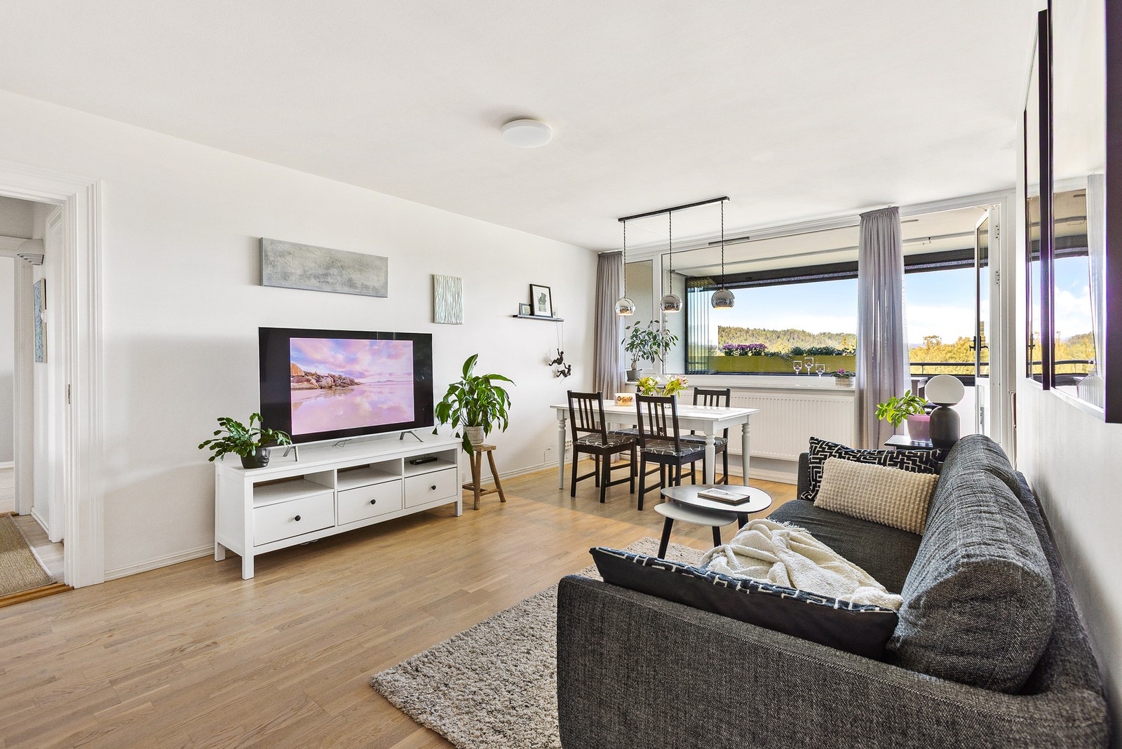 Lys og innbydende stue med gode møbleringsmuligheter. Galleribilde